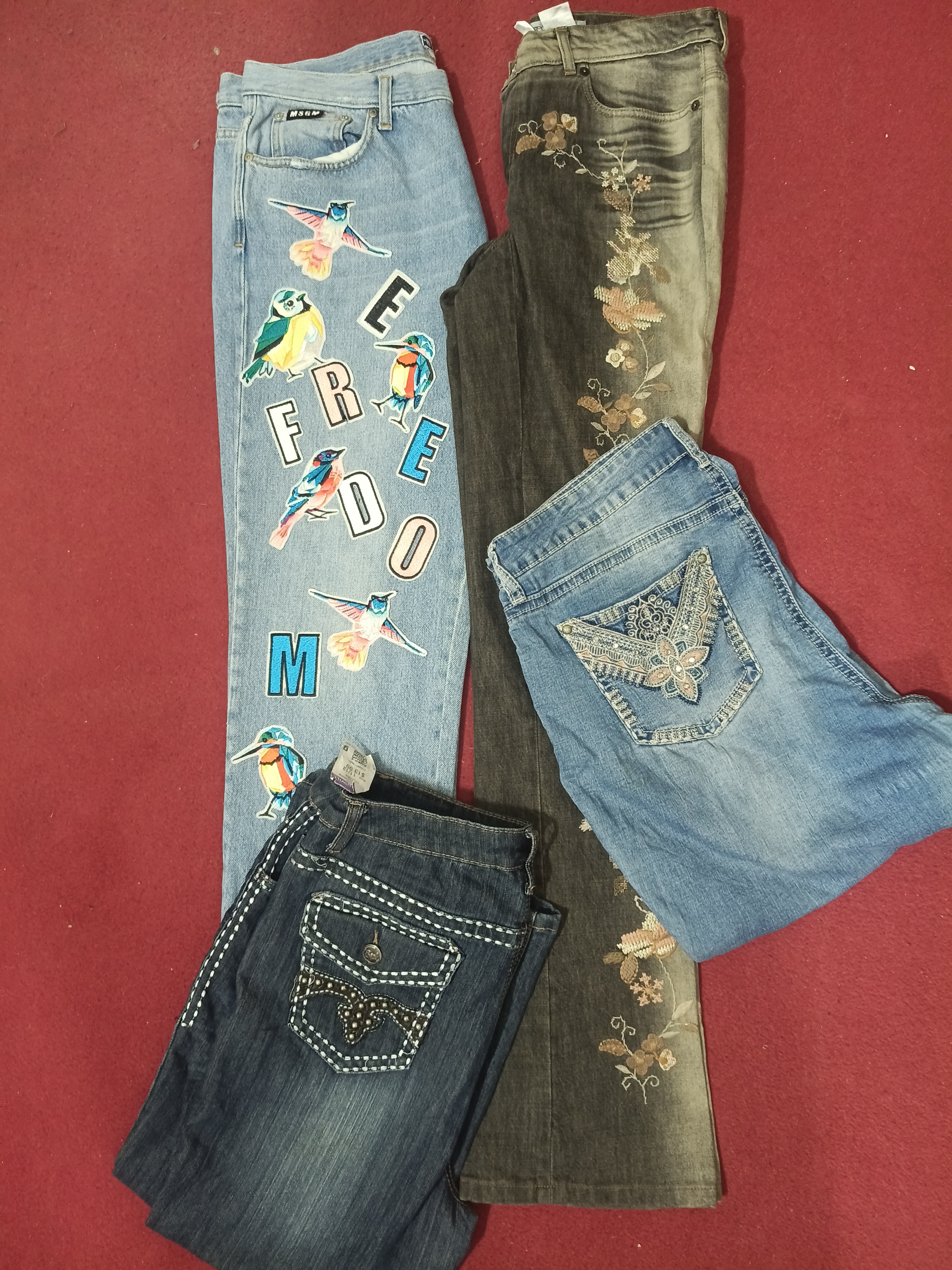 Jeans con decorazioni e ricami