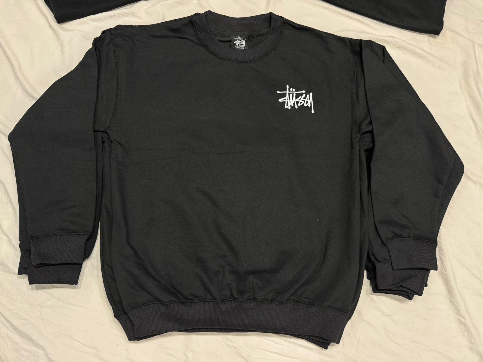 Sudadera negra Stussy de estilo rework.