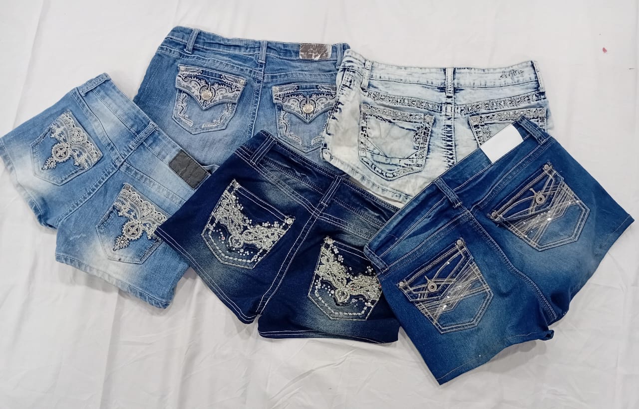 IQ0641 Y2k verziertes Mini-Short