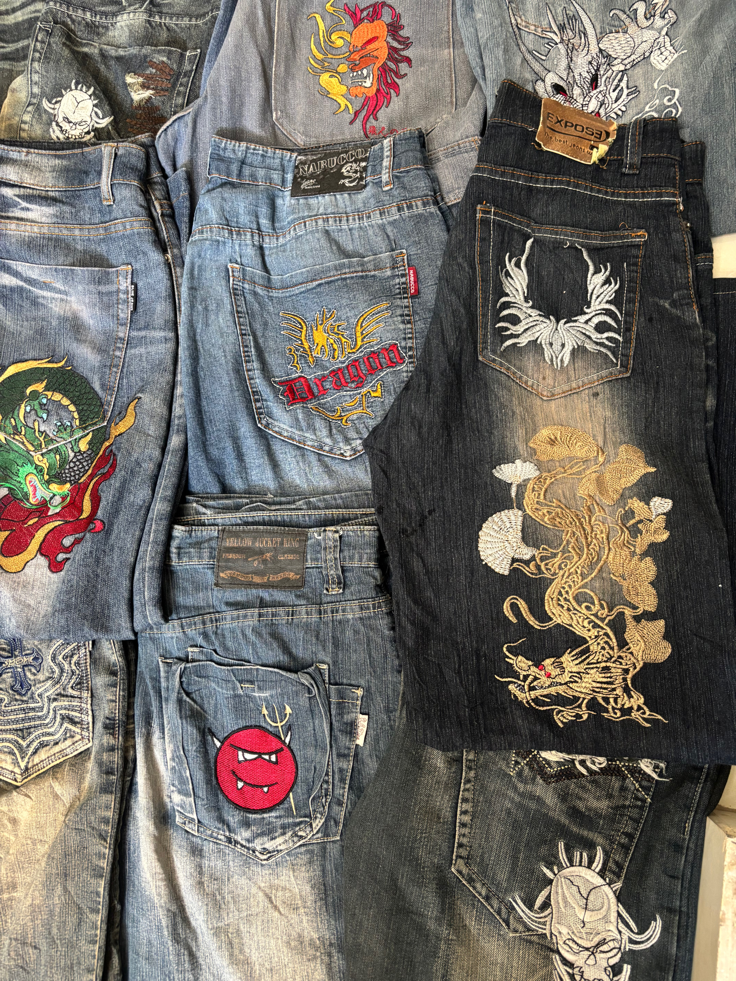 Jeans ricamati senza marchio