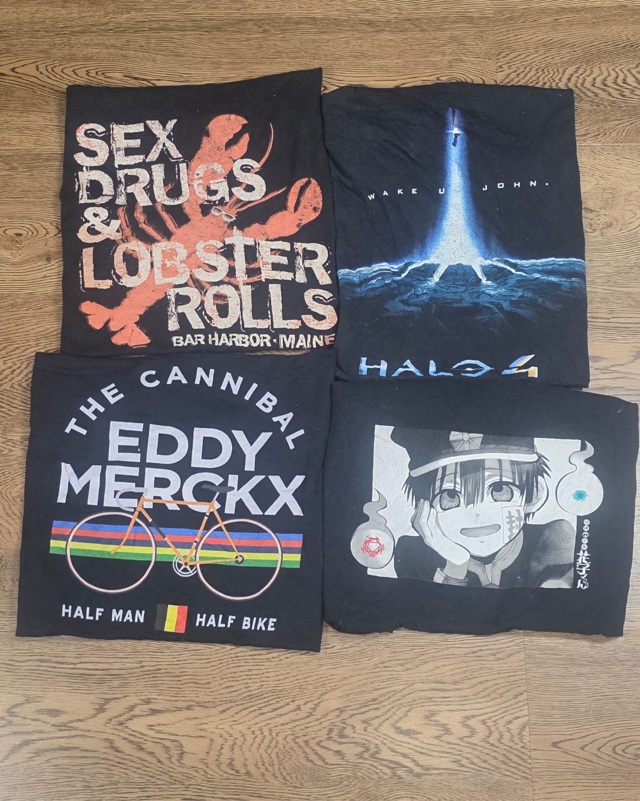 古いスタイルの黒いTシャツ