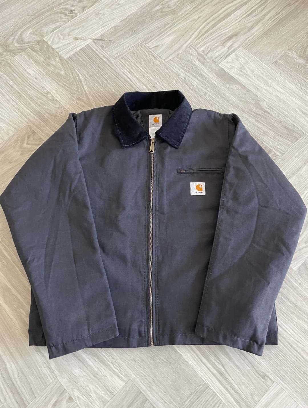 Chaqueta gris estilo rework de Carhartt