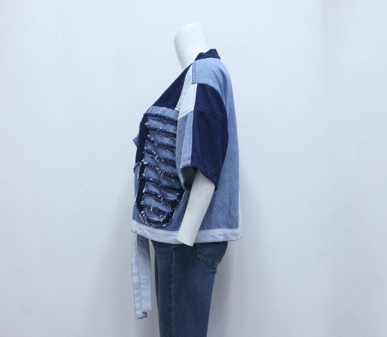 Jaqueta Kimono de Denim Patchwork com Bordas Cruas Recicladas CR590