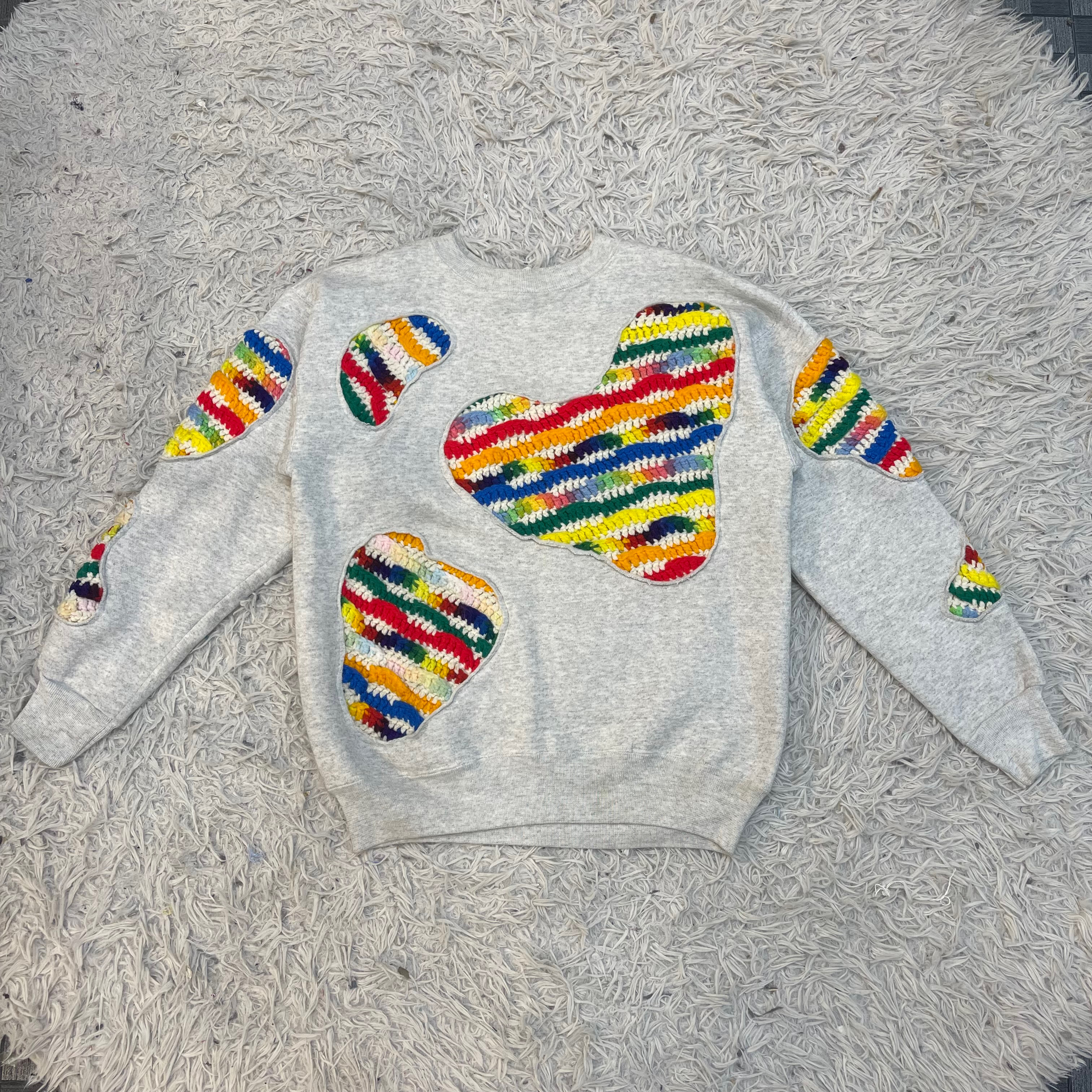 Upcycelte Sweatshirts mit Häkel-Patches