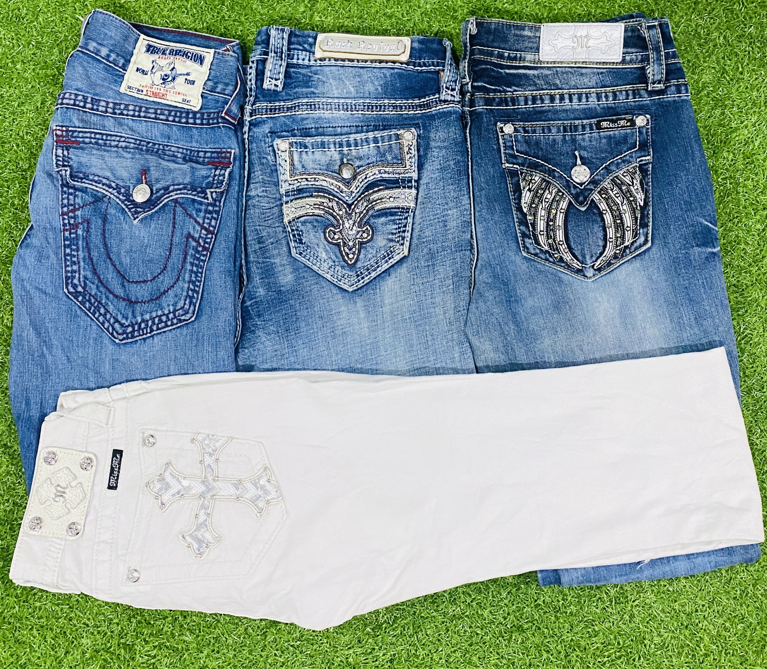 「Miss Me, True Religion & Rock Revival フレアジーンズ」