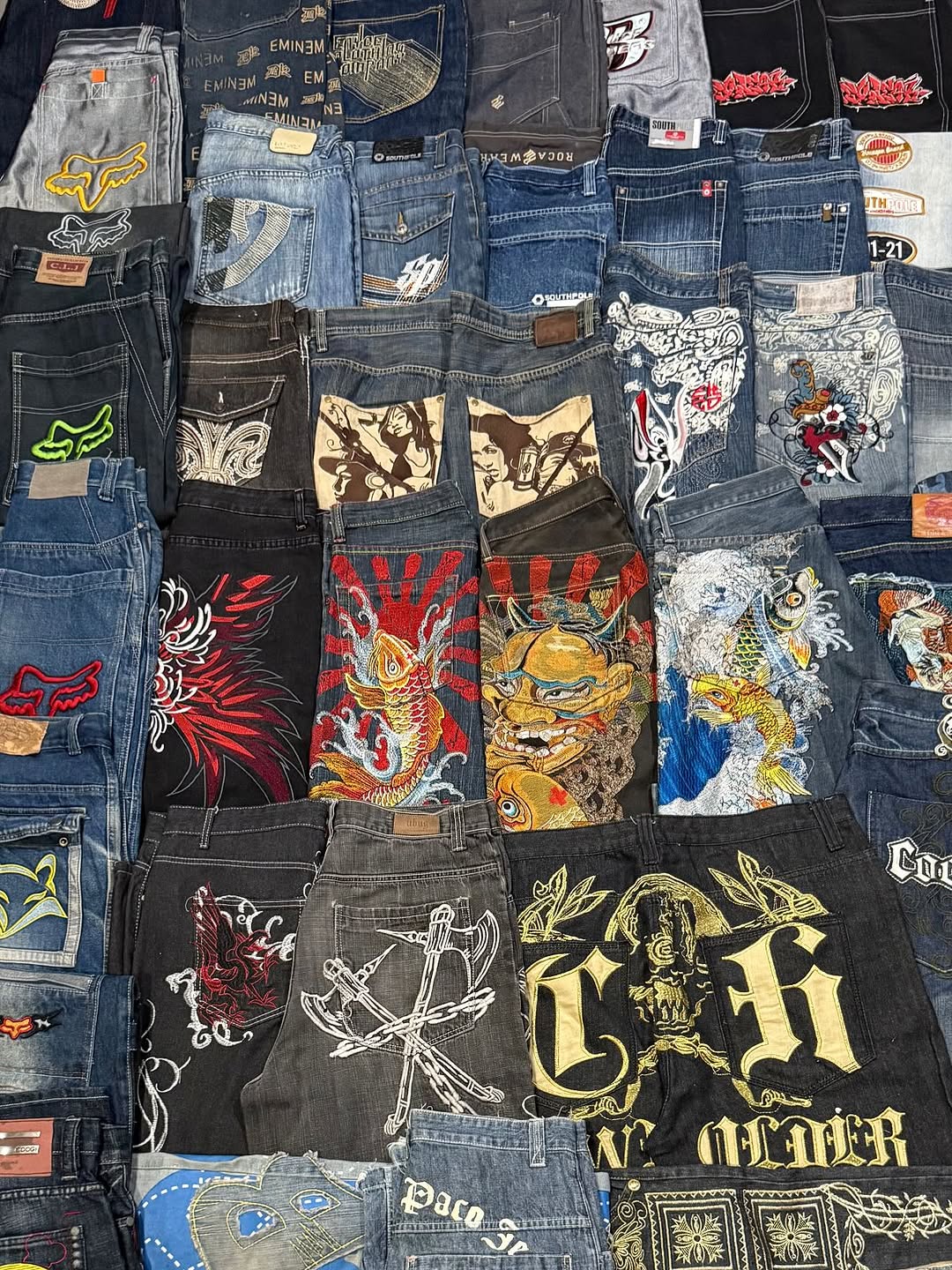 Japanisch gestylte bestickte Jeans