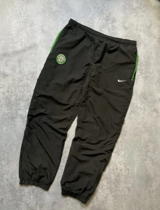 ビンテージのナイキトラックパンツ