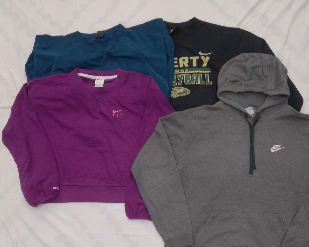 CRZ0011 Vintage Nike Essentials Hoodie & Sweatshir..