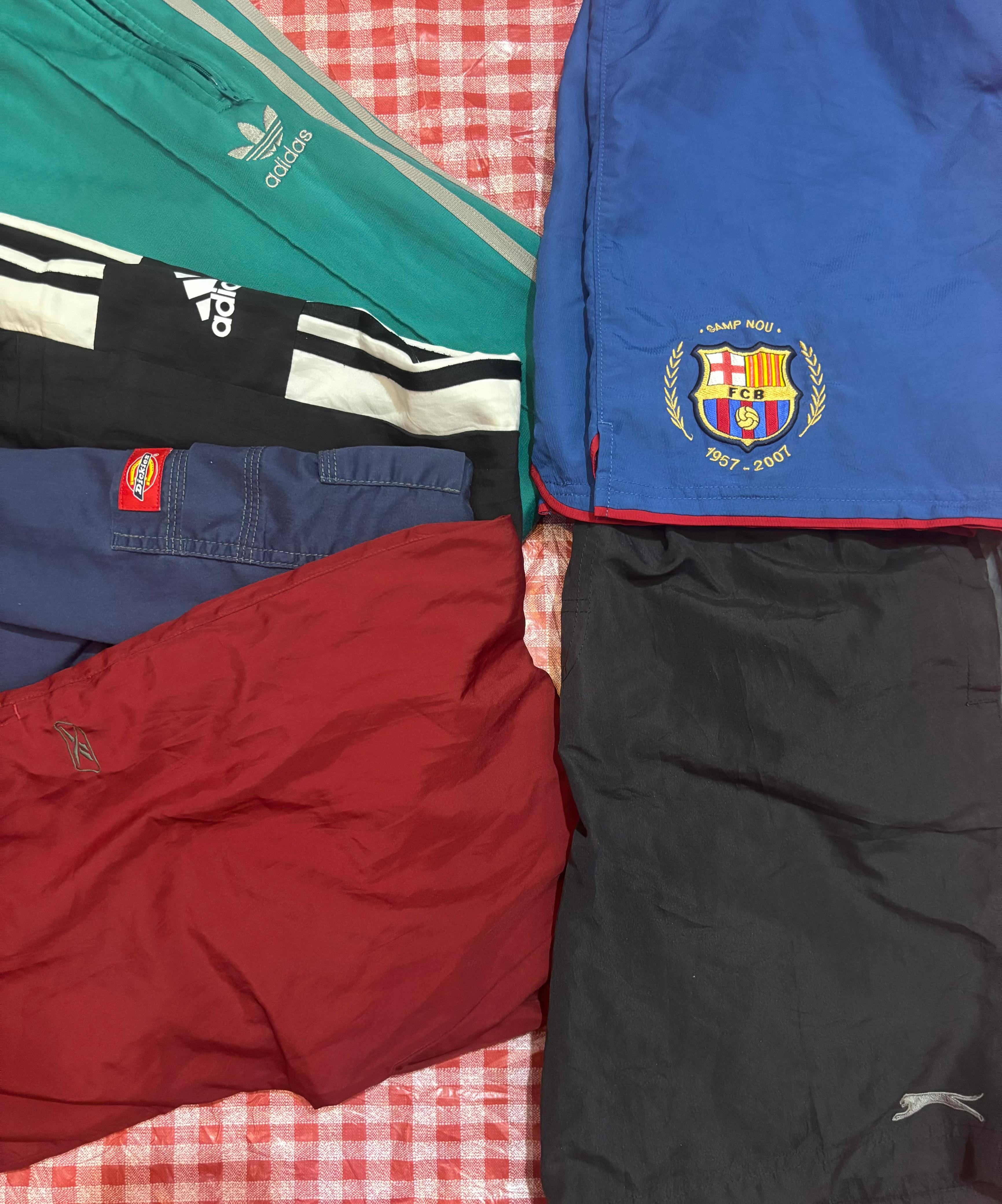 本物のスポーツショーツとトラックパンツ