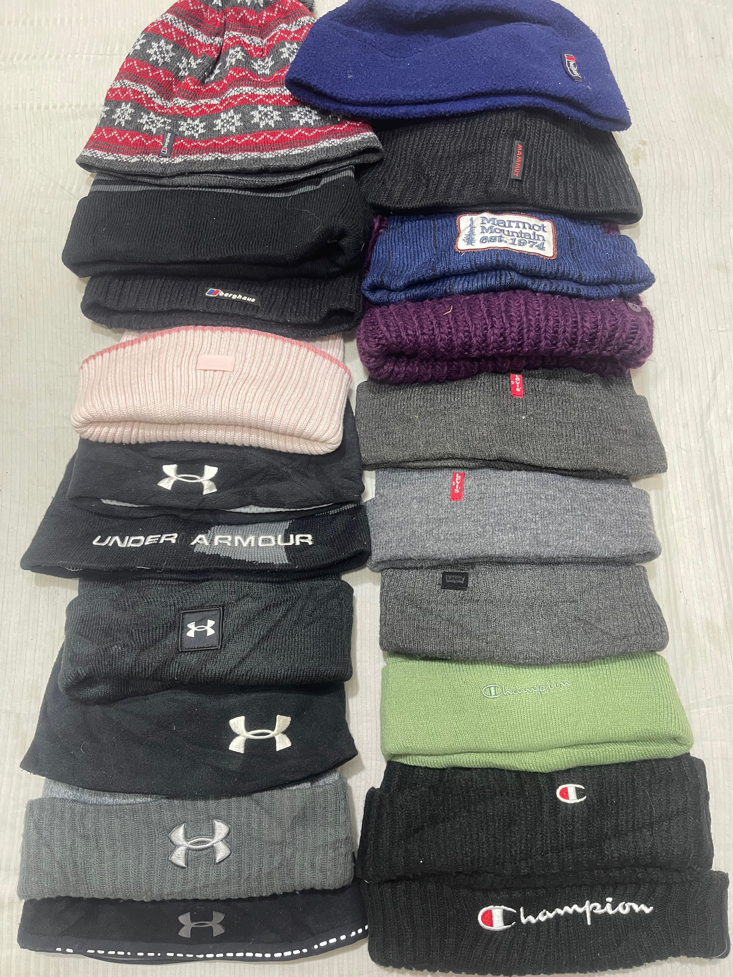 「Levi’s Under Armour Champion Berghaus と ミックスブランドのビーニー」