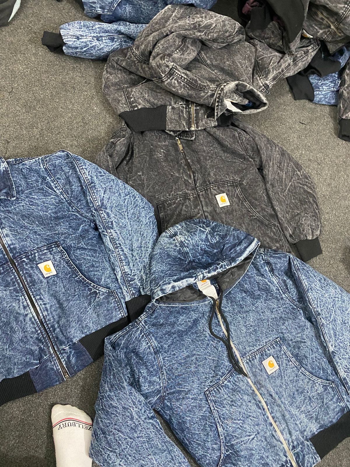 Jaquetas com capuz de denim azul e preto lavadas com ácido reprocessadas da Carhartt Vintage