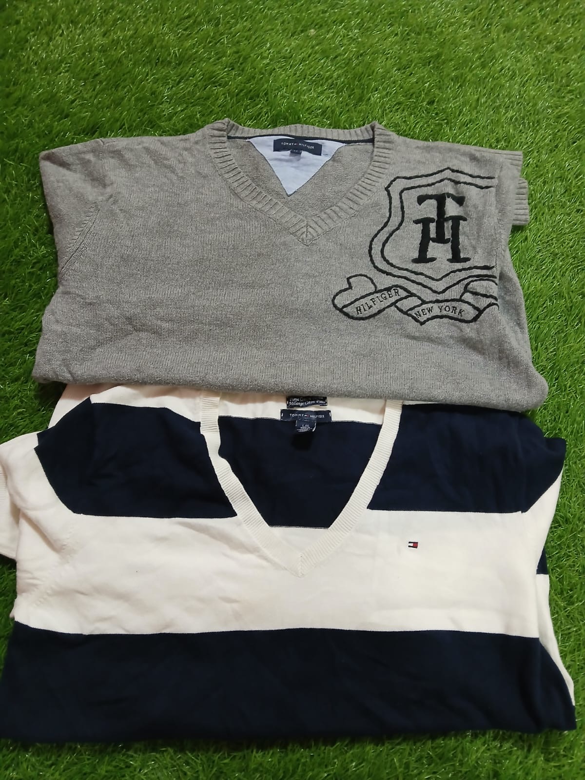 Tommy Hilfiger v neck