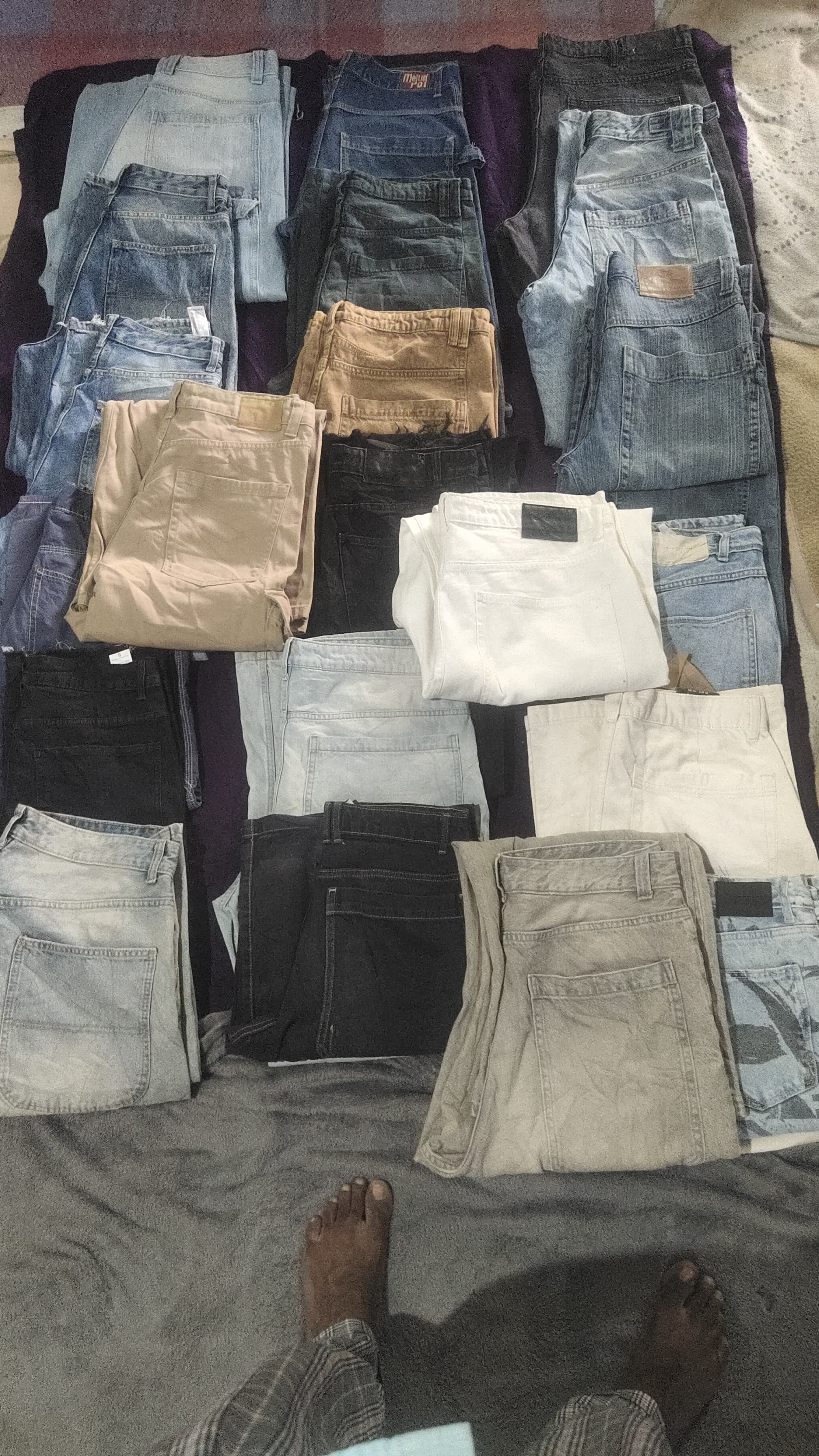 Baggy jeans style look