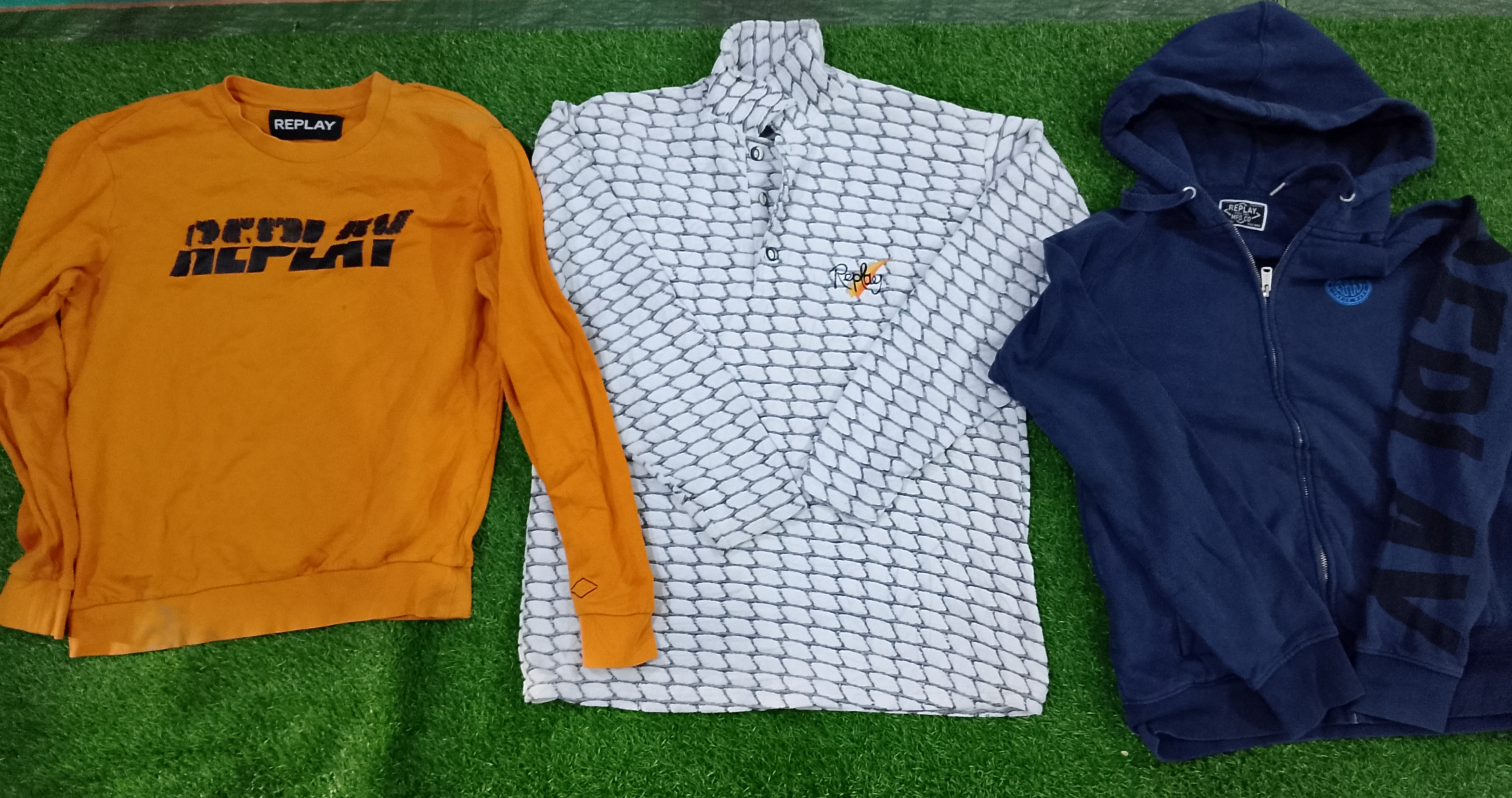 ビンテージリプレイのスウェットシャツとフーディ