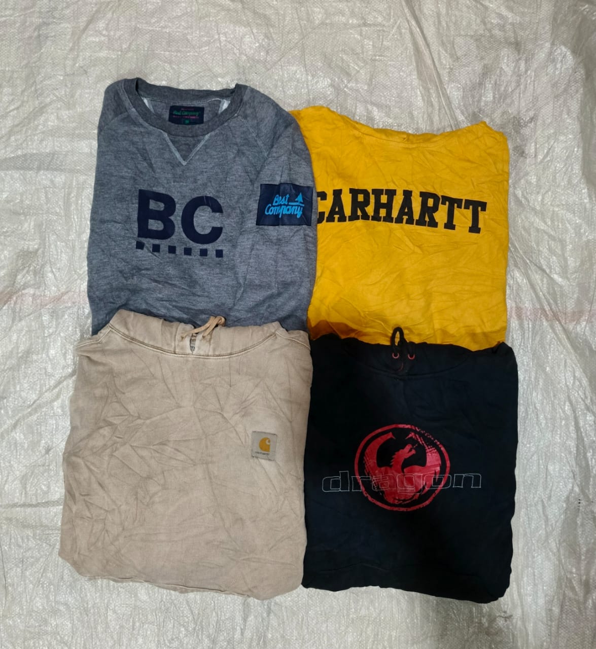 「Carharttとミックススウェットシャツ」