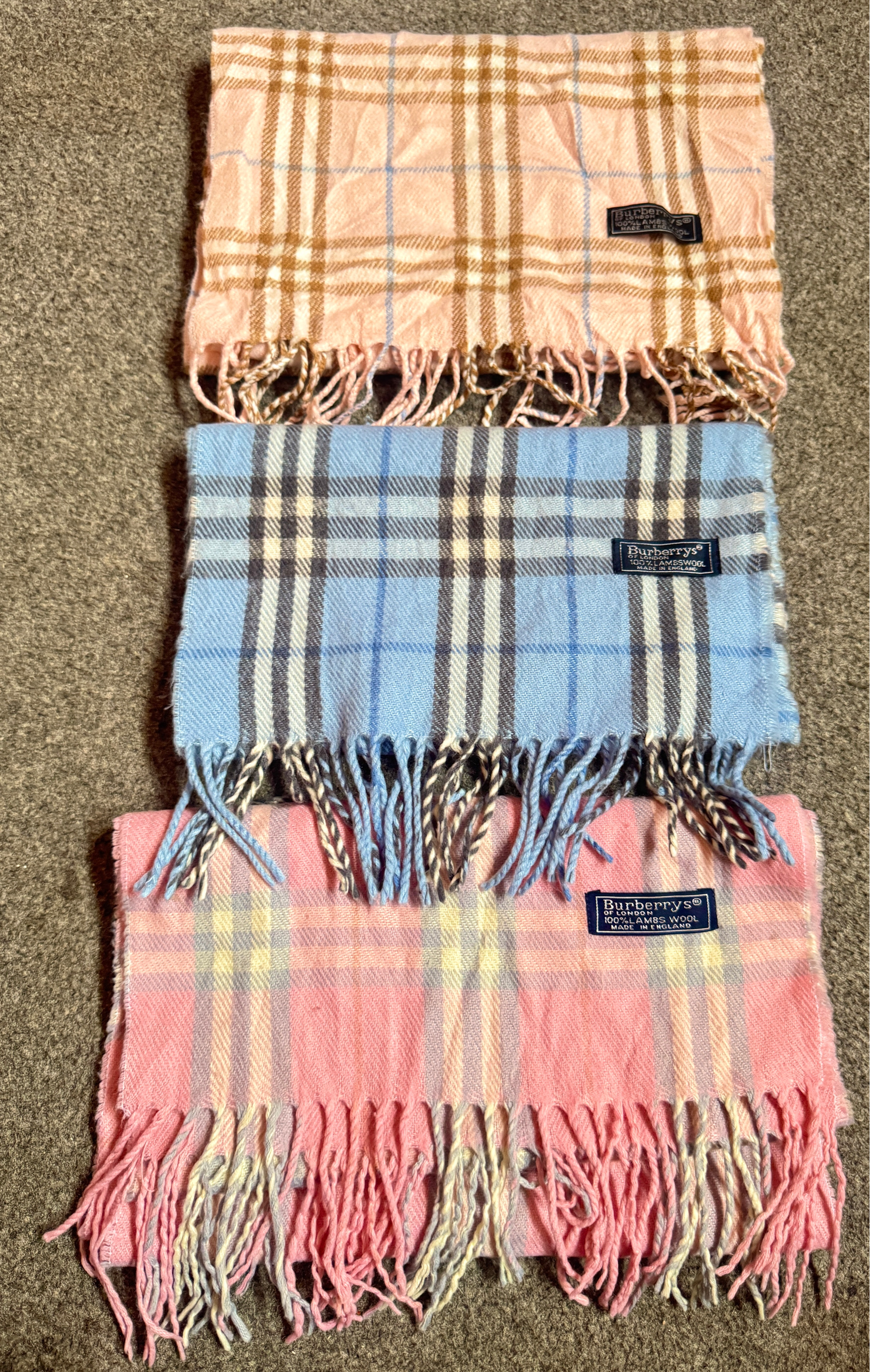 Rosa und Hellblaue Burberry-Schals