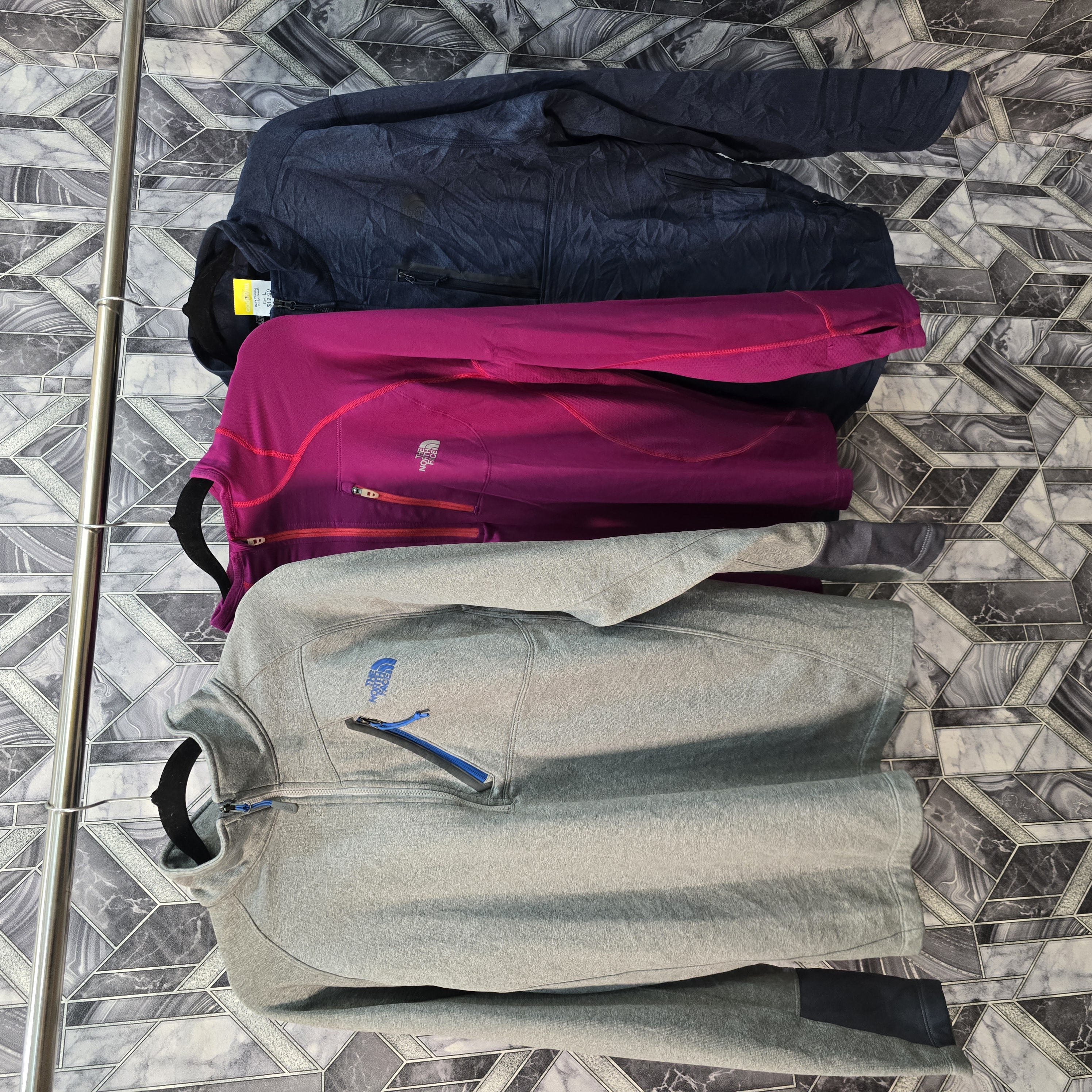 AV-0171 The North Face Track Tops