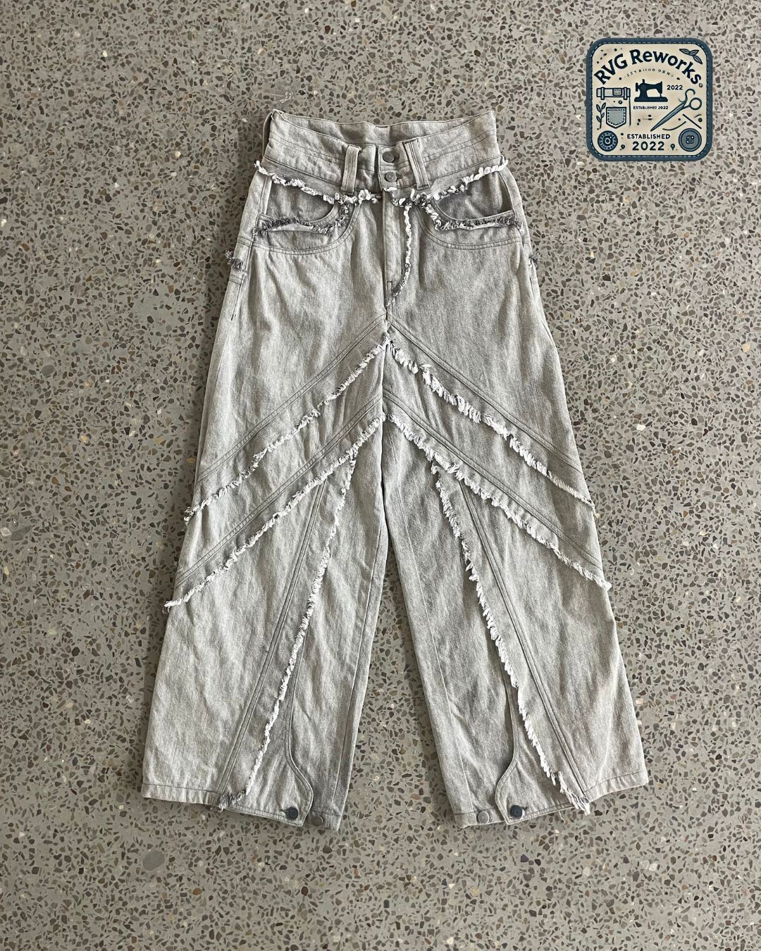 „Upcycled Denim Frayed Pants“
