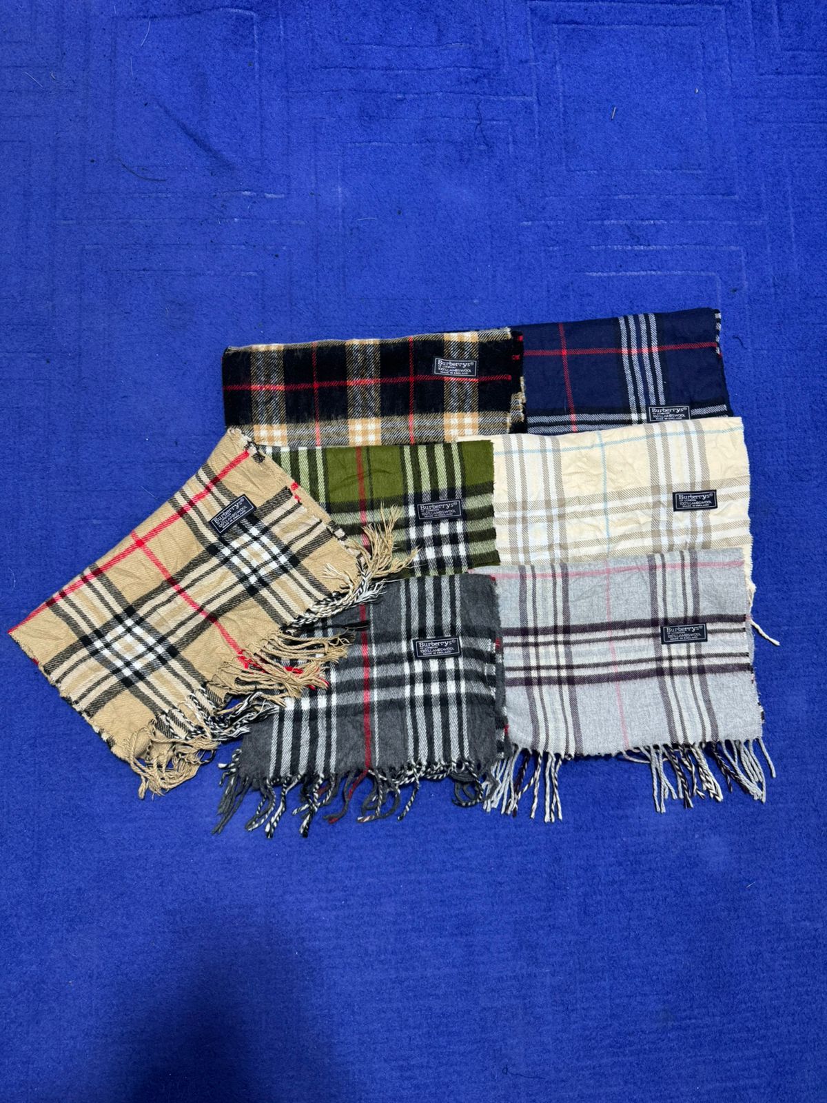 Branded Burberry scarves N8