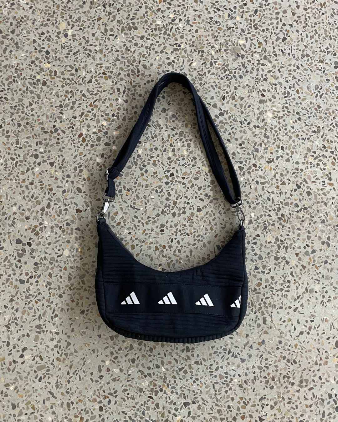 Upcycled Adidas Schultertasche