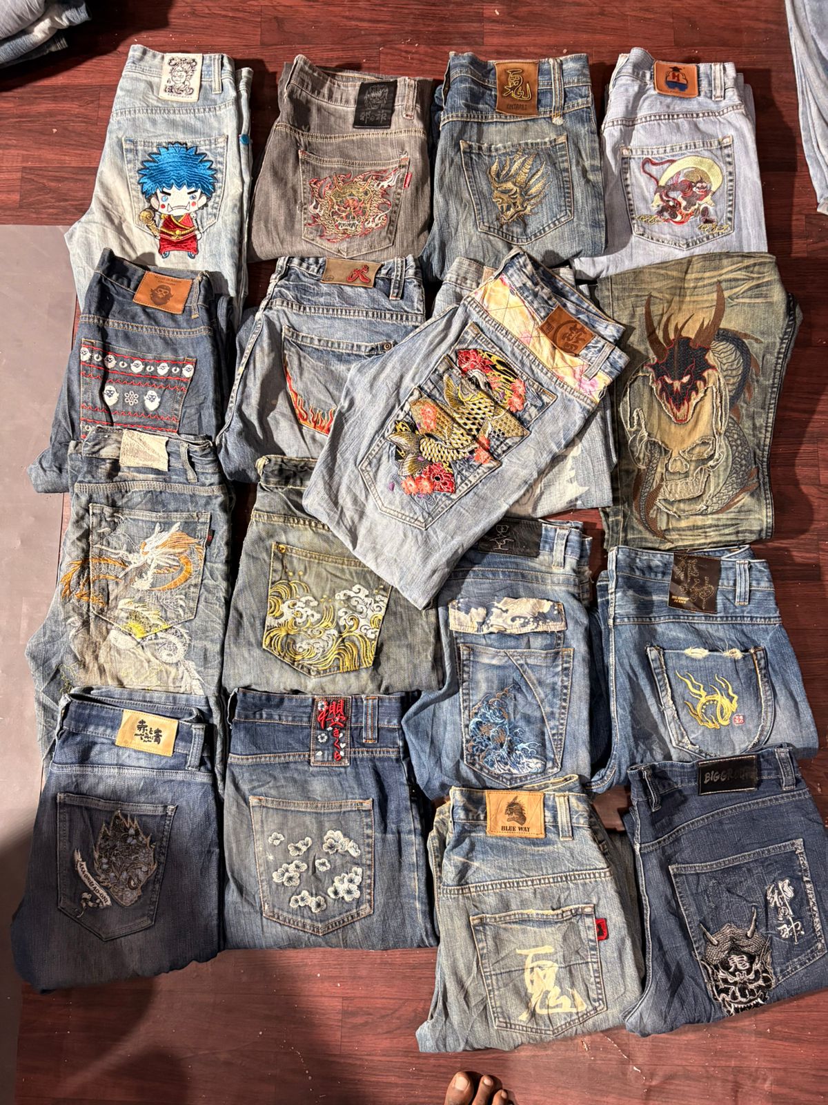 Japanisch bestickte Marken- und Unbranded-Jeans