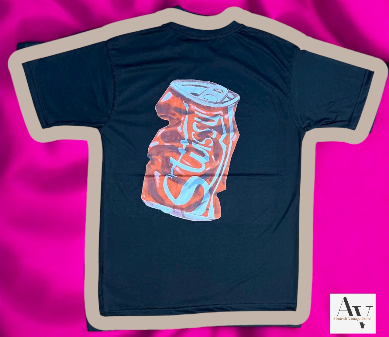 T-shirt noir en canette Soda style retravaillé par Stussy