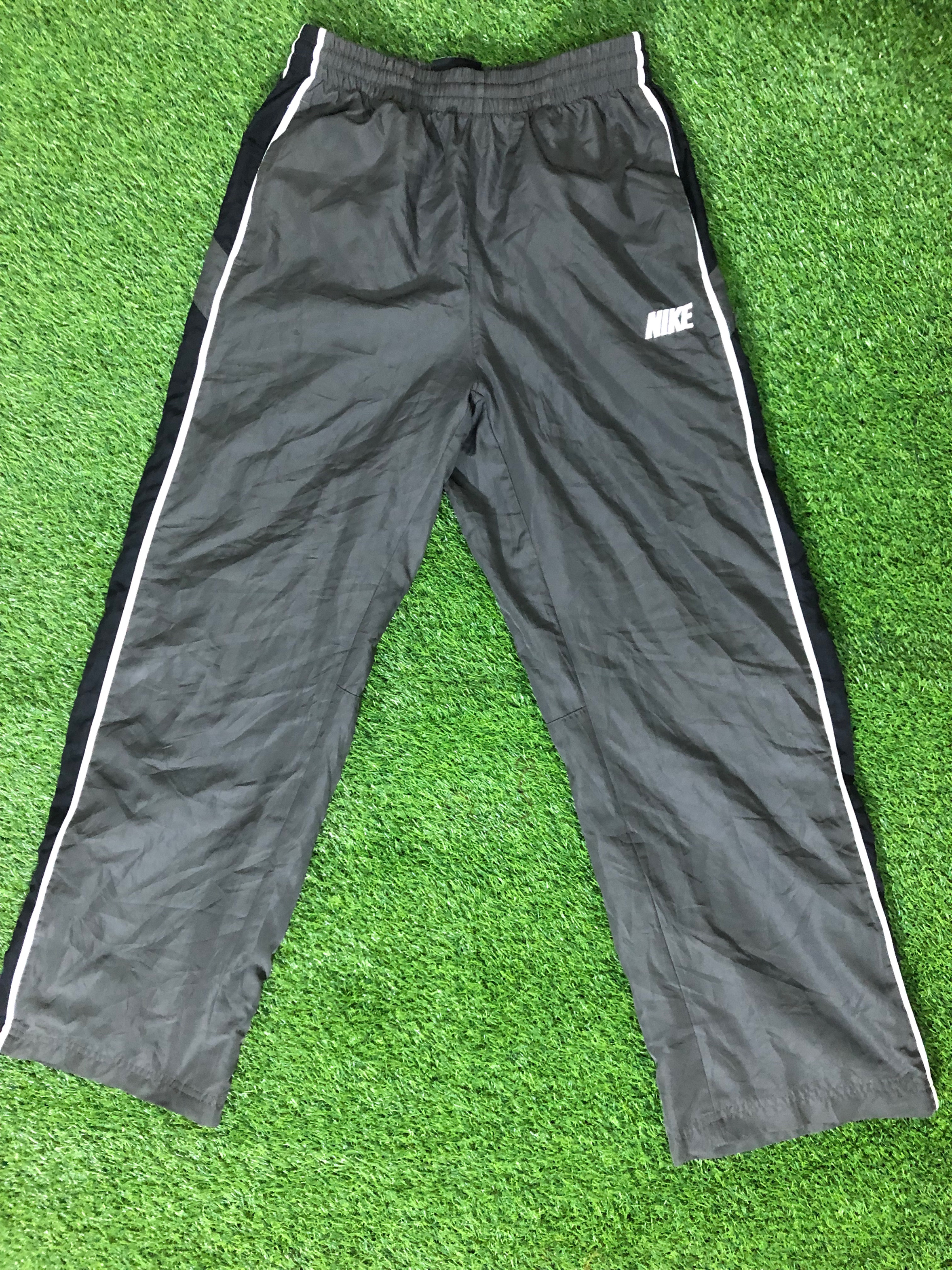本物のnikeトラックパンツ