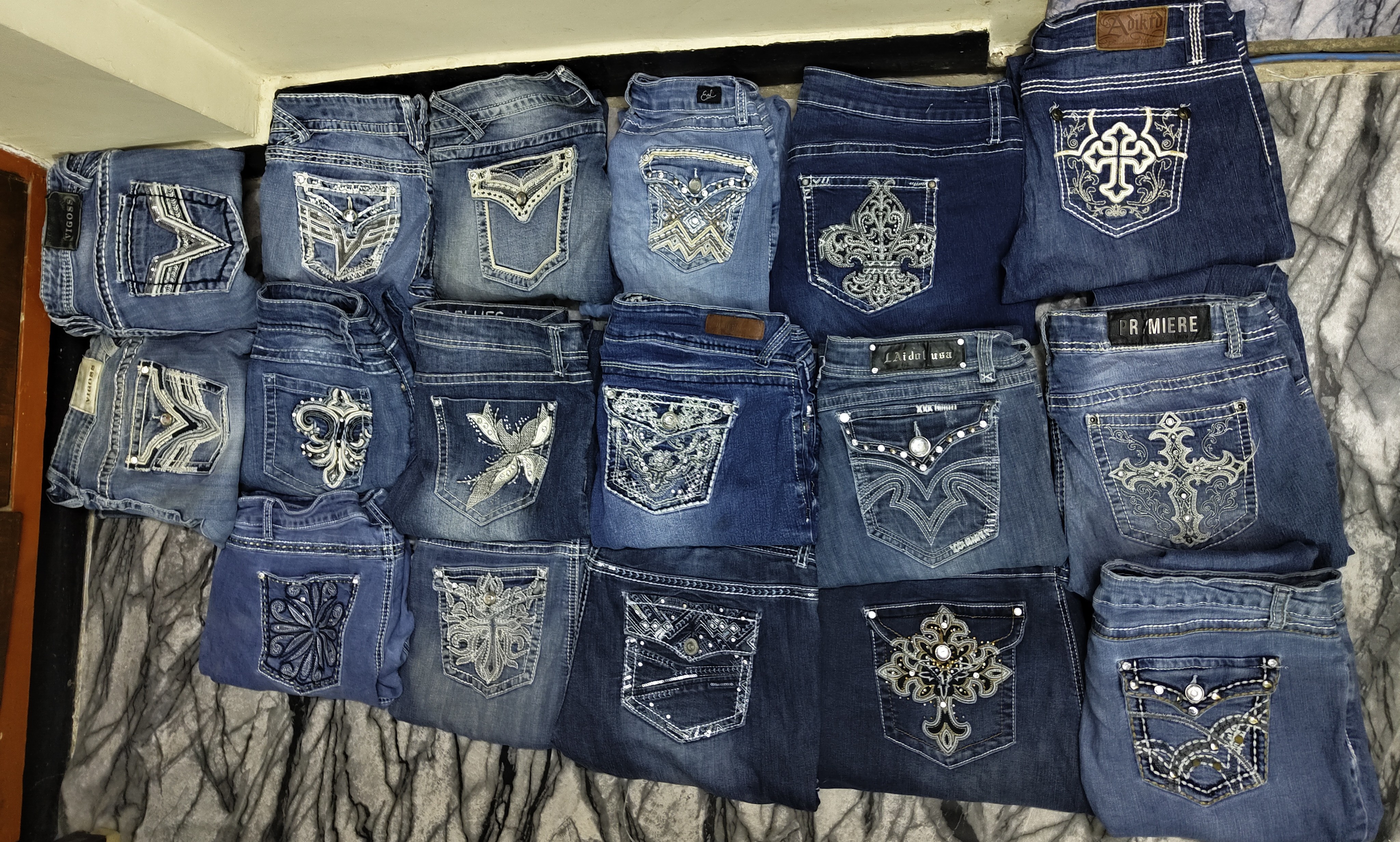 Jeans com bolsos bordados Embellish