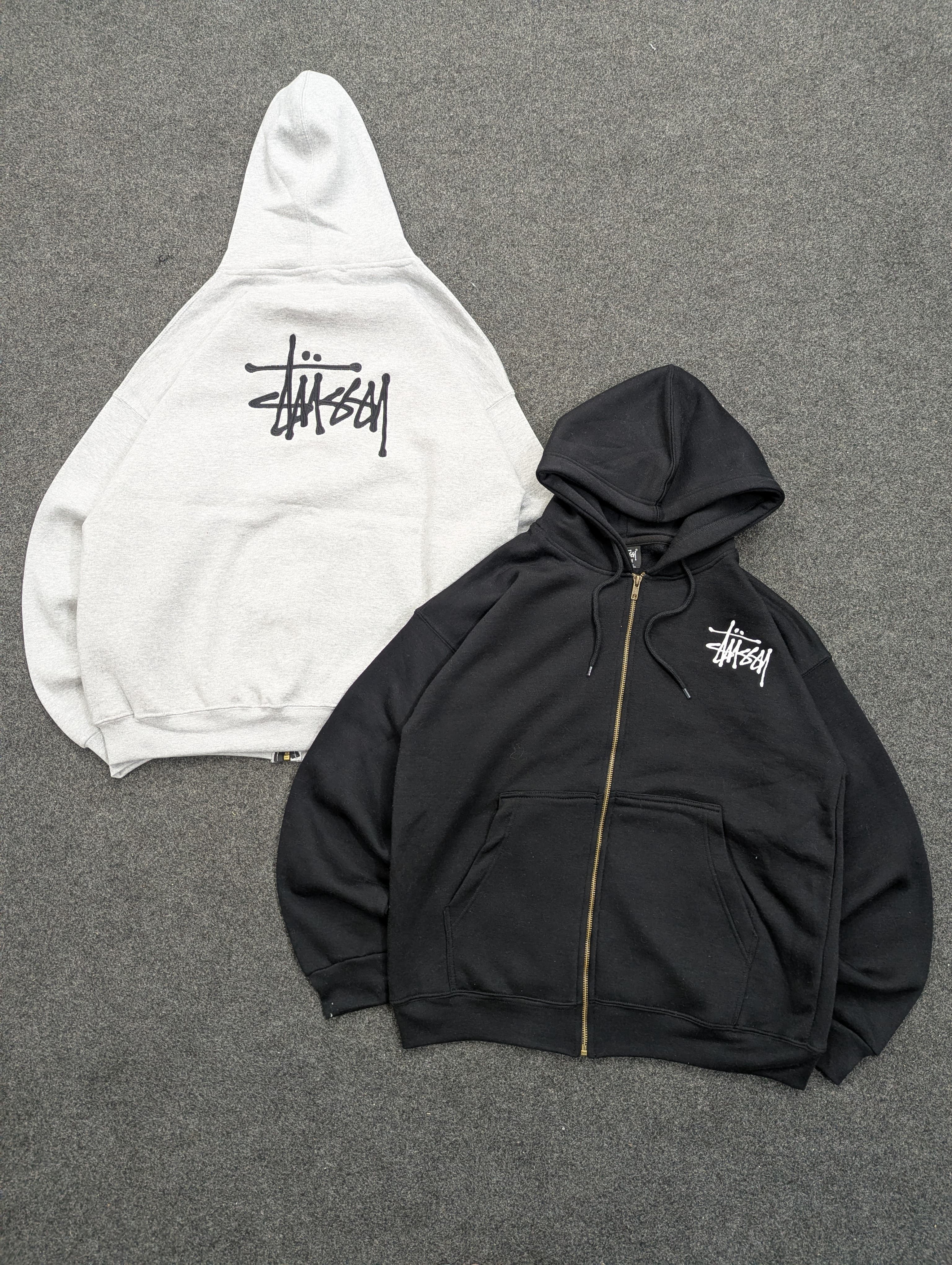 Stussy 刺繍入りブラックとグレーのリワークスタイルジッパーパーカー