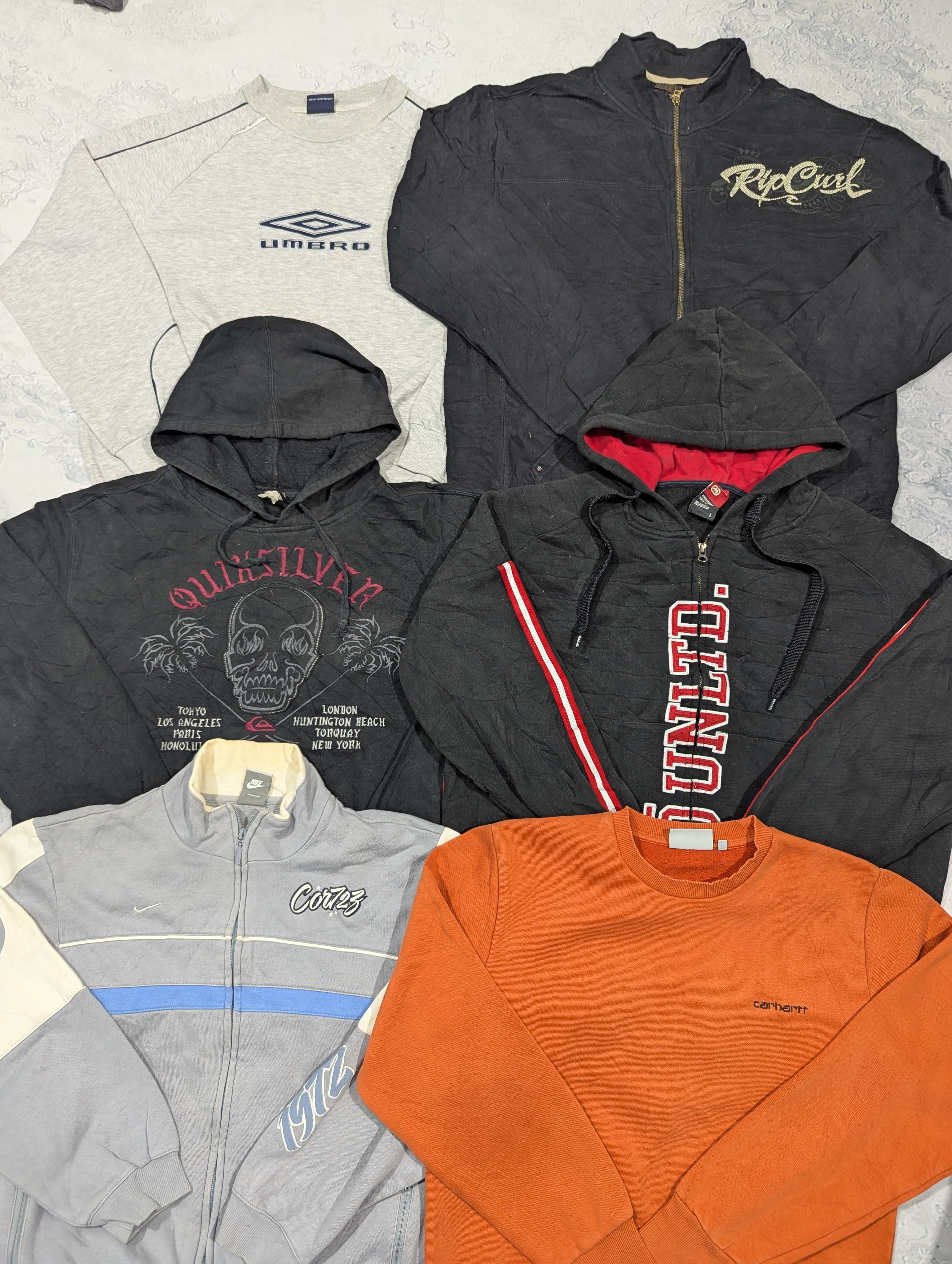 ミックスブランドのスウェットシャツとフーディ。