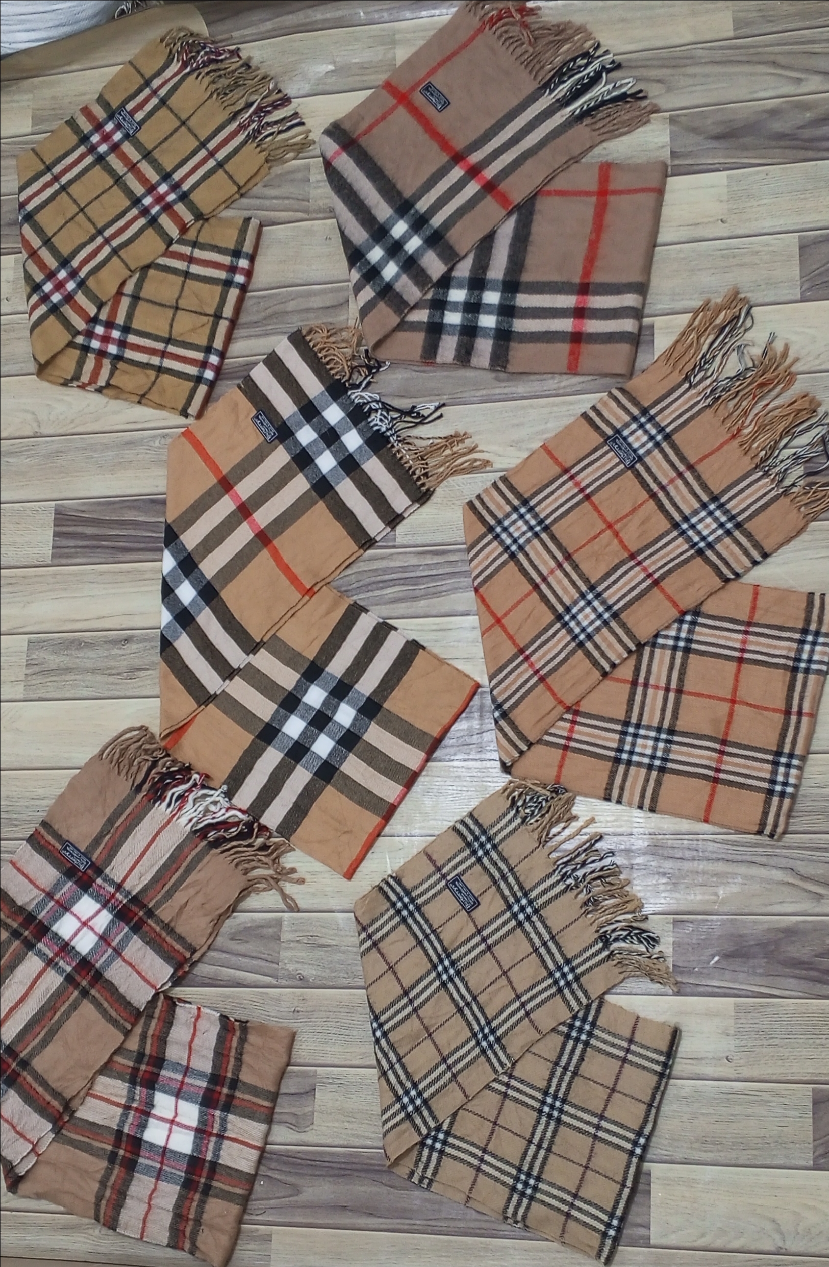 「バーバリーのスカーフはベージュのみ」