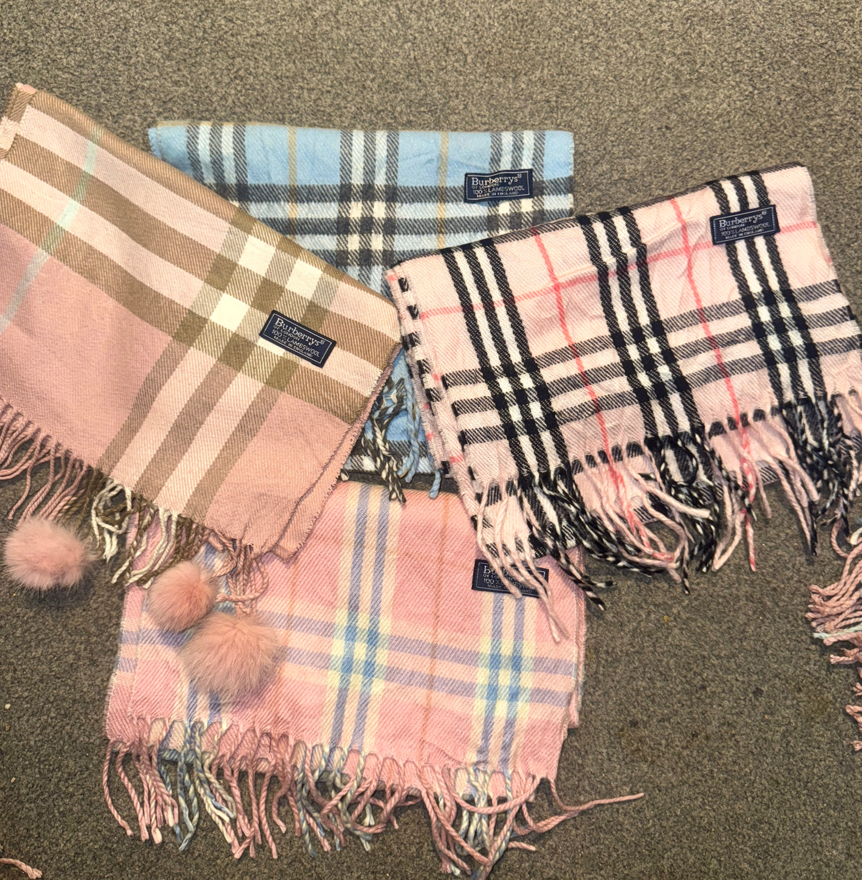 Écharpes Burberry rose, beige, bleu ciel