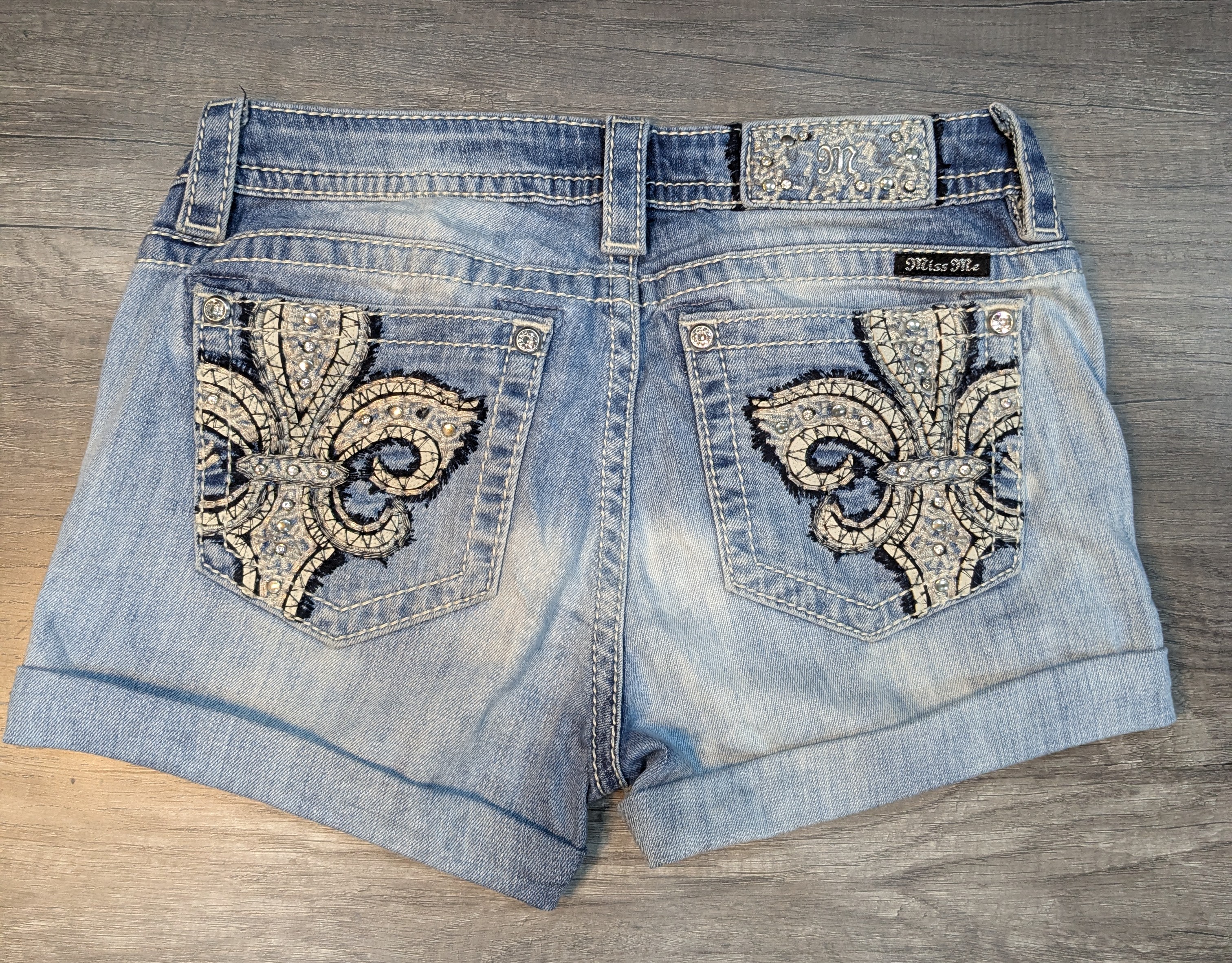 800 - アップサイクルされた True Religion、Miss me & Rock Revival デニムショートパンツ