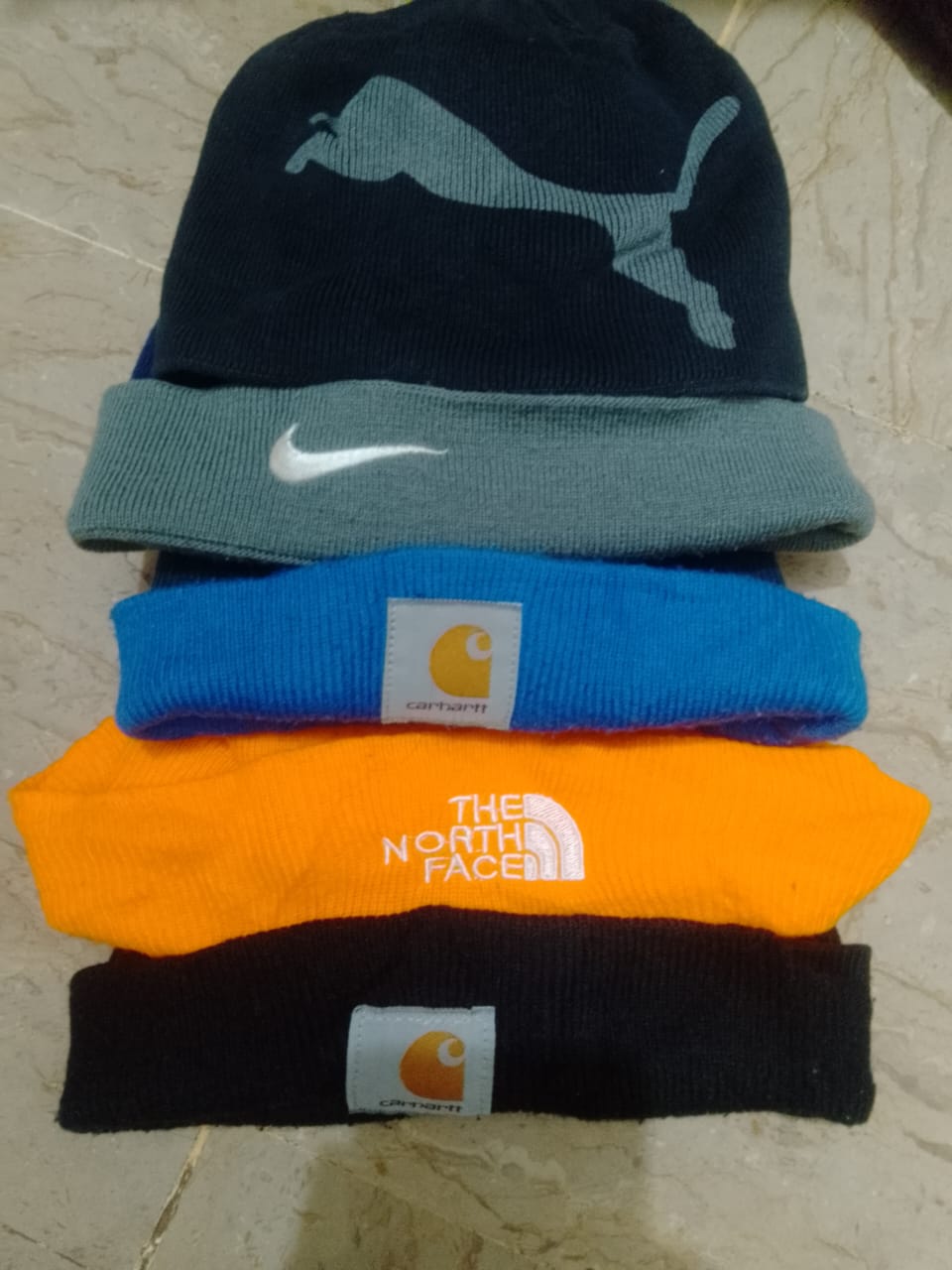 カーハートとミックスビーニー