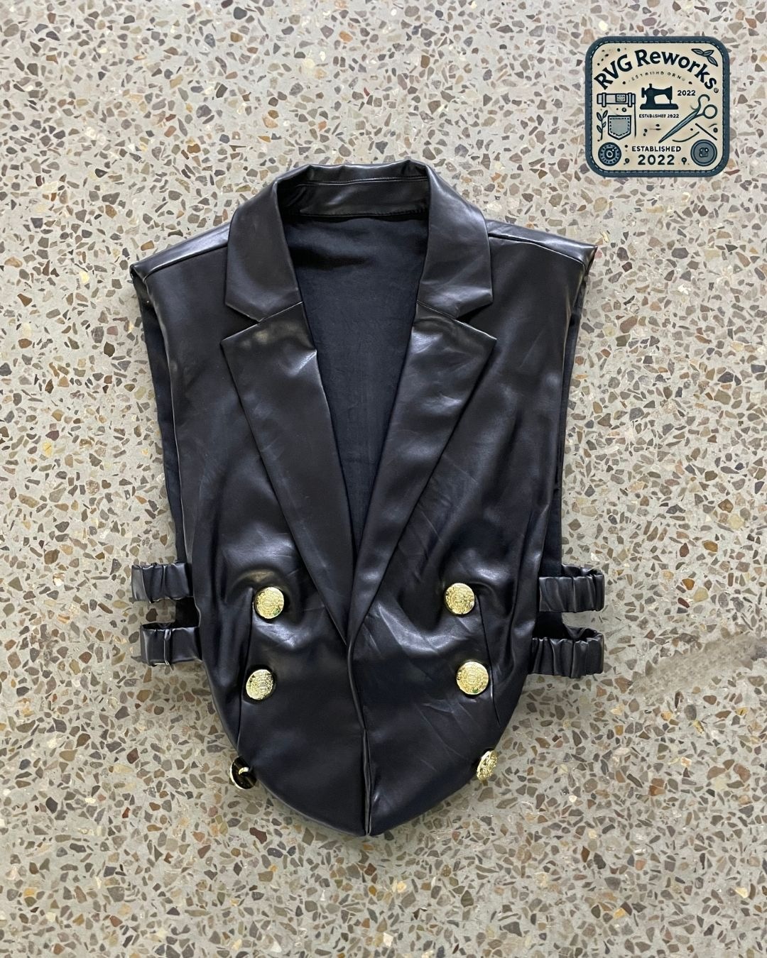 アップサイクルドクロップドレザーブレザーベスト