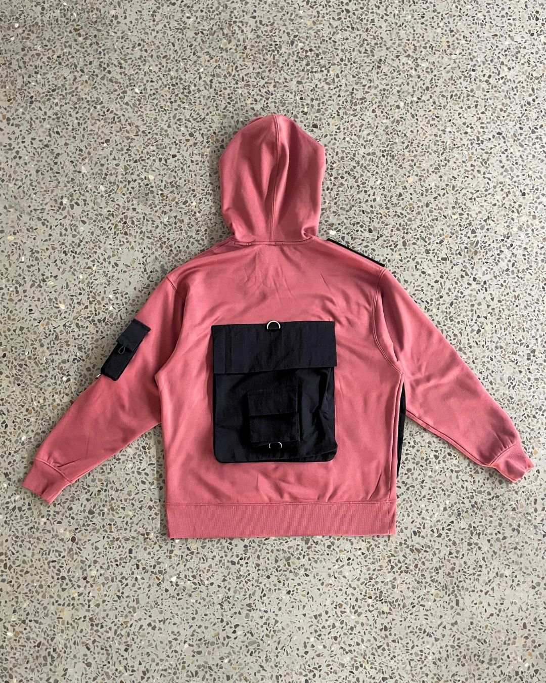 アップサイクルされたブランデッドユーティリティパネルフーディ