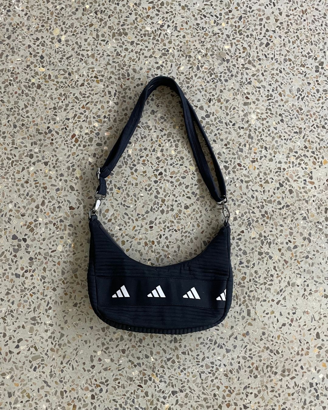 アディダス リワークド ショルダーバッグ