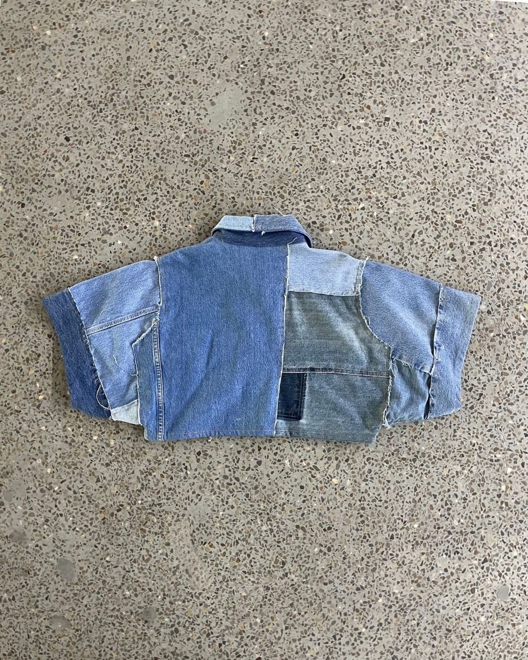 Chemise cropped en denim patchwork upcyclé