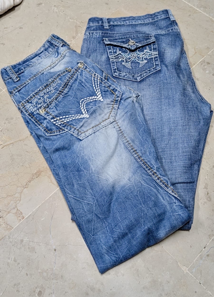 トレンディな刺繍入りジーンズ