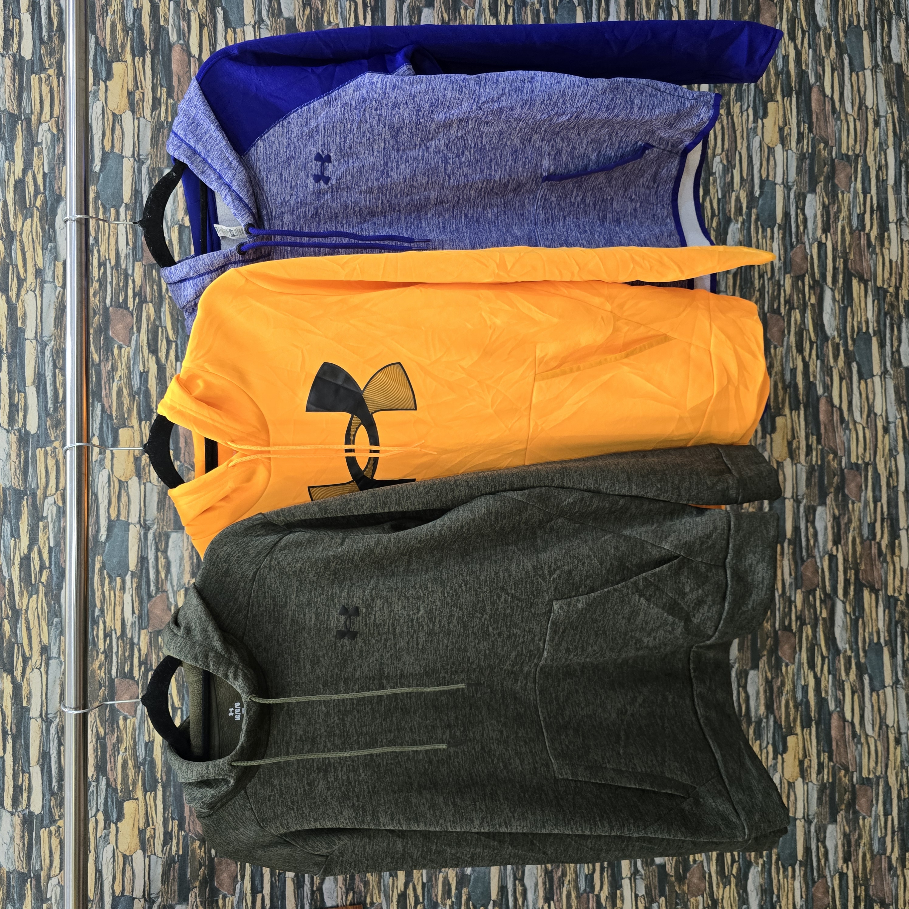 「AV-0294 アンダーアーマーフーディ」