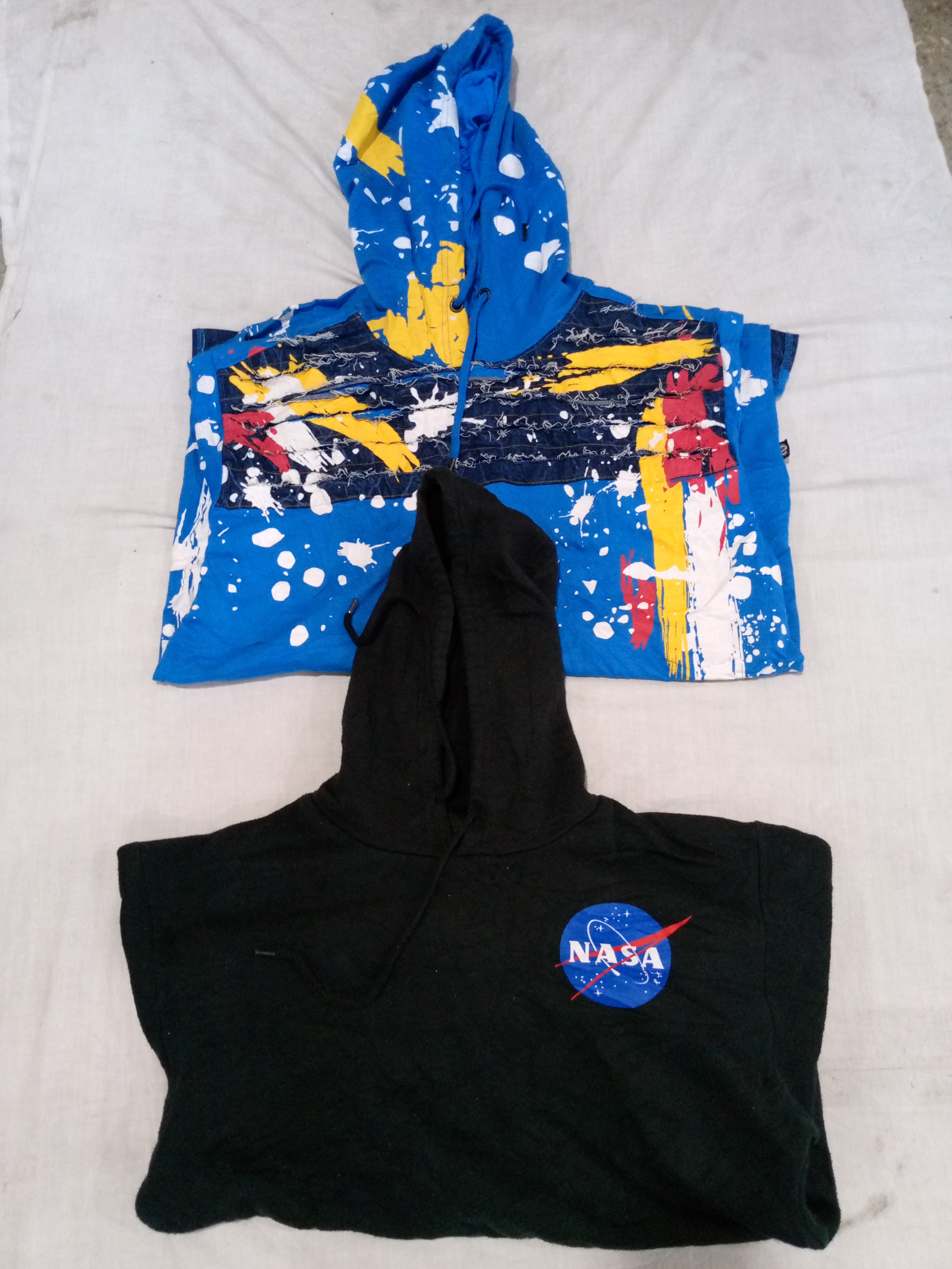 印刷されたスウェットシャツとフーディ