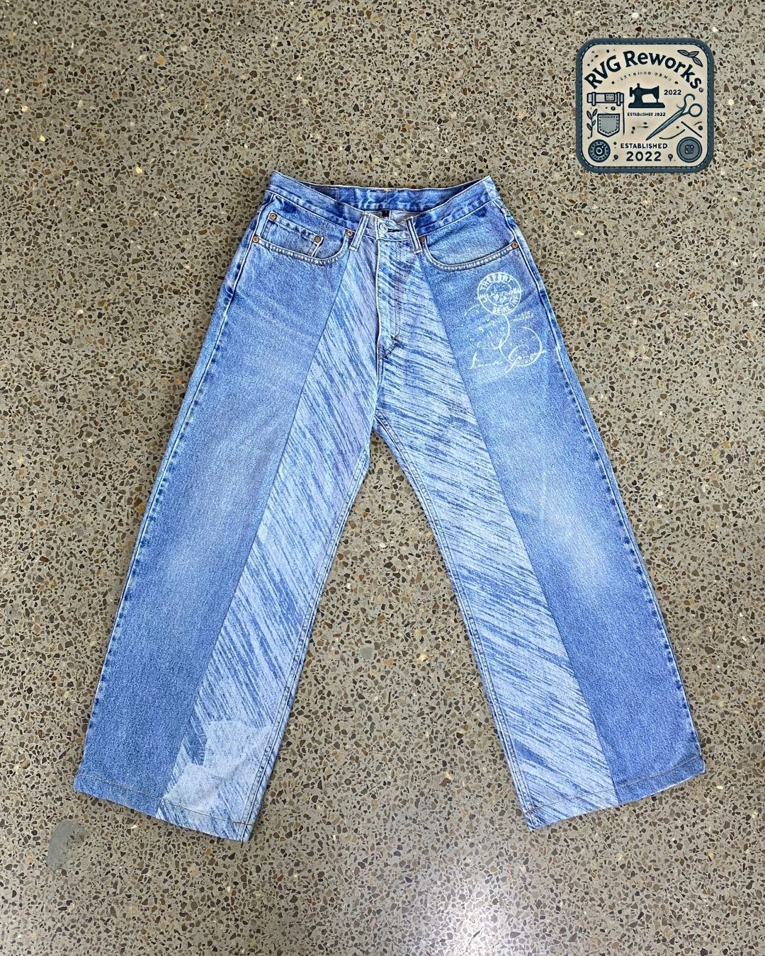 Upcycled Laser Print Weite Beinform Jeans