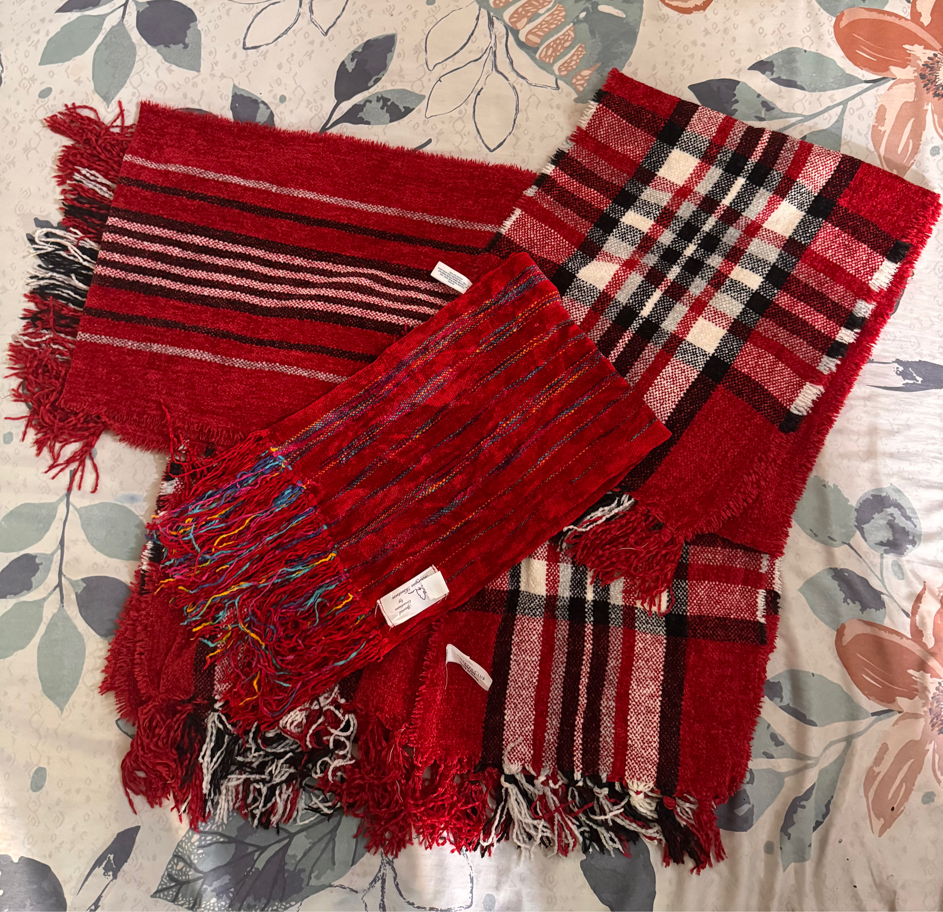 Pacchetto di Sciarpe Invernali Rosse – Strisce e Motivi a Scacchi