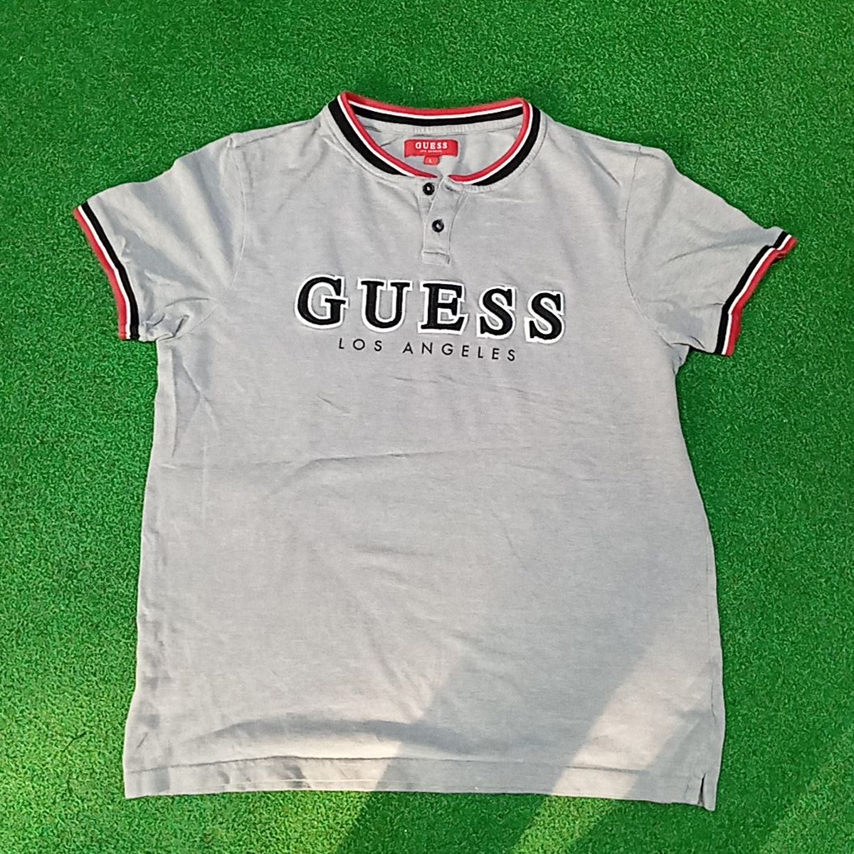 Guess Tシャツ