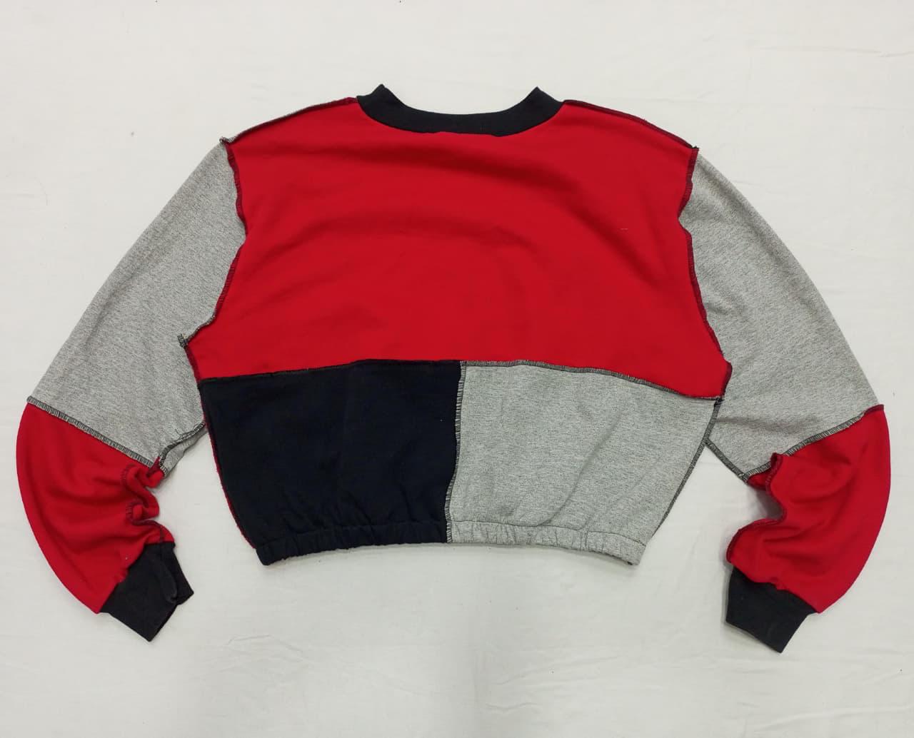 CR805 ザ・アップサイクルド・トライカラー・クロップド・スウェットシャツ