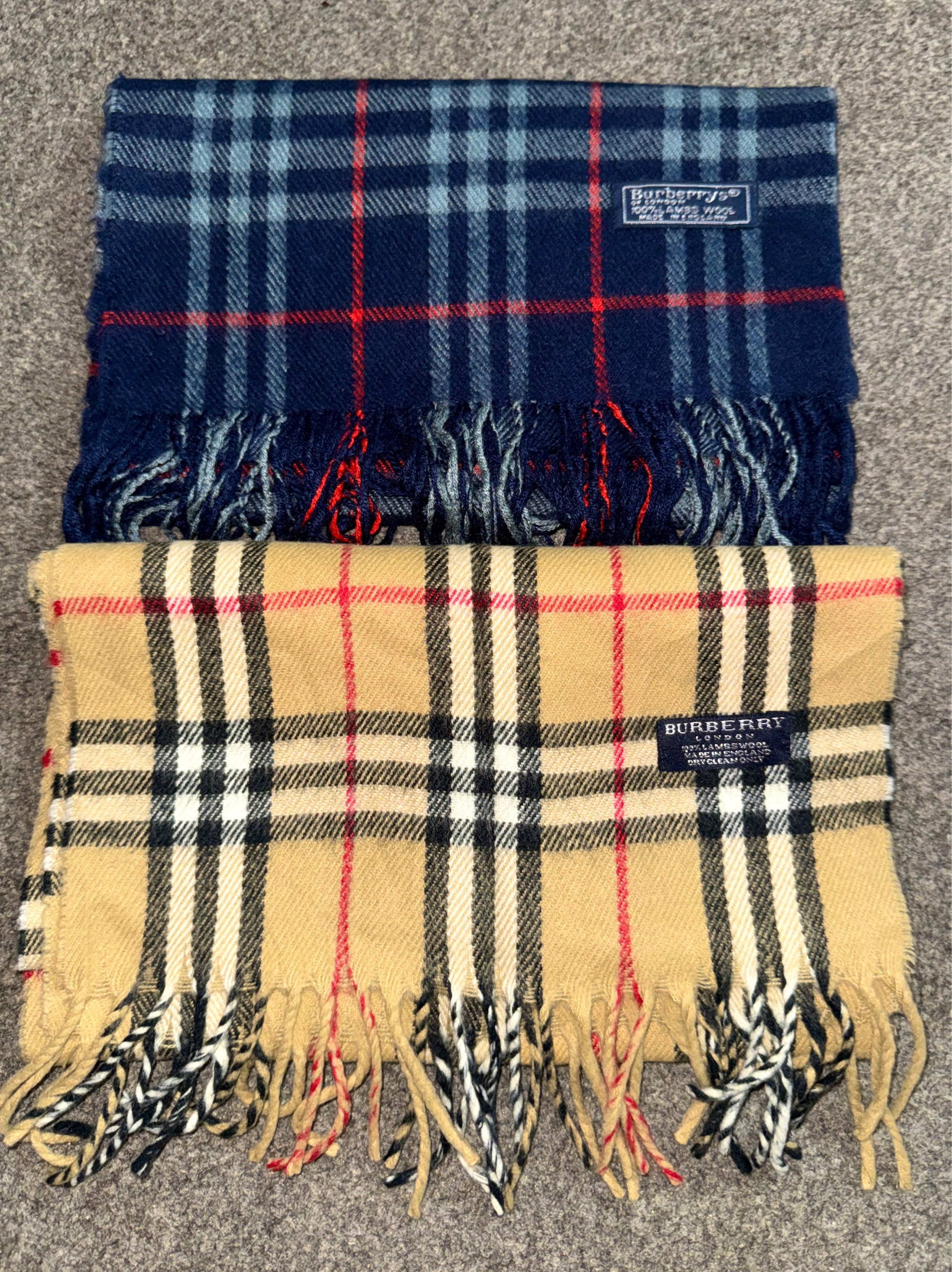 ベージュ＆ダークブルーのスカーフ