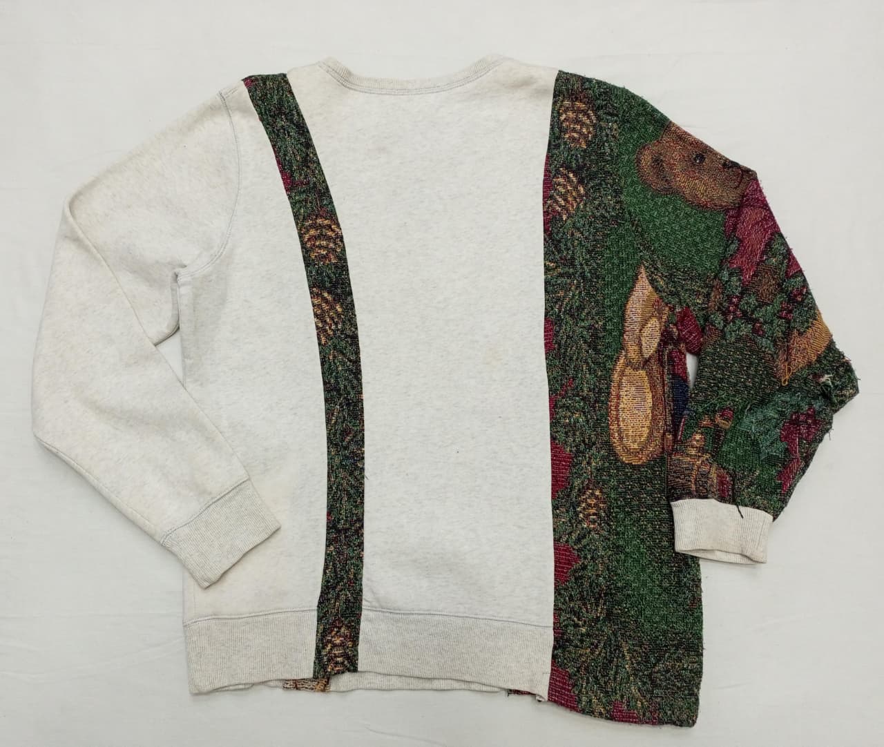 CR929 アップサイクルビンテージタペストリーパネルスウェットシャツ