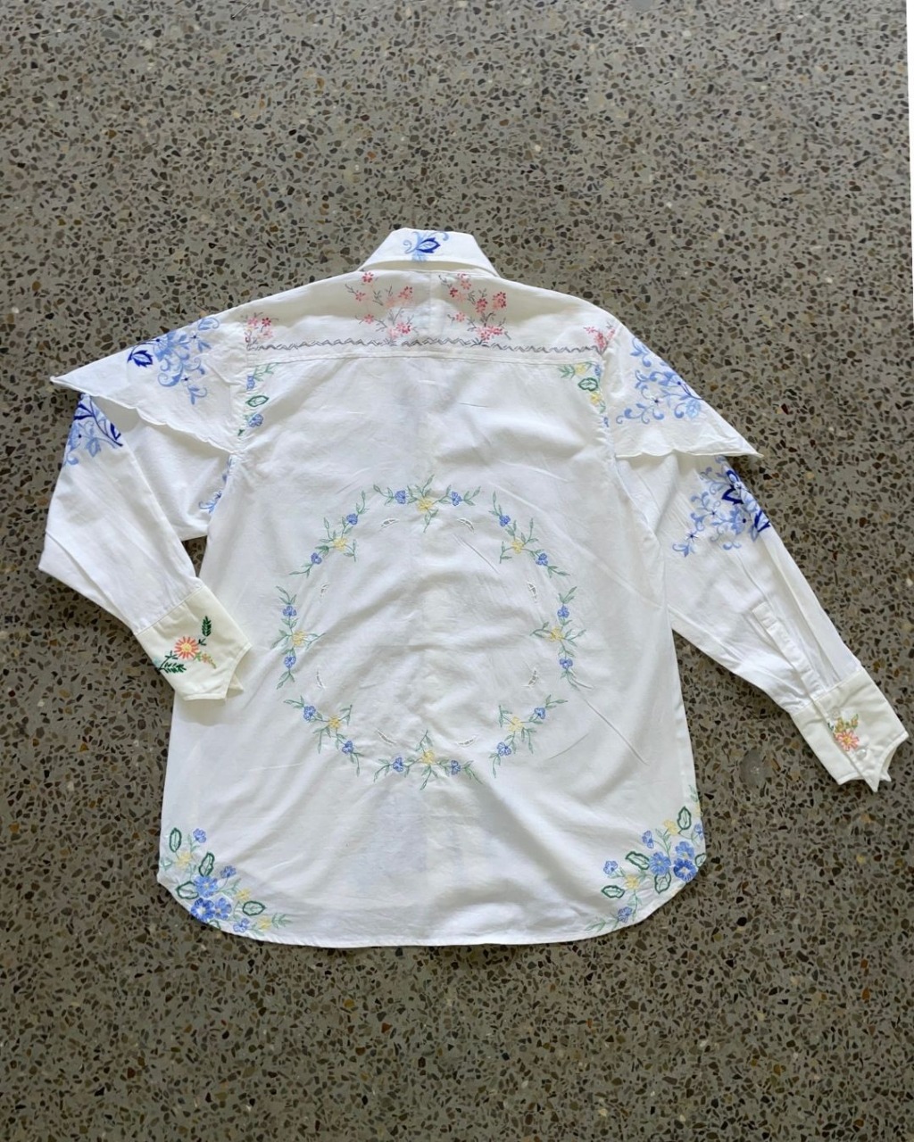 Chemise boutonnée en toile de table upcyclée