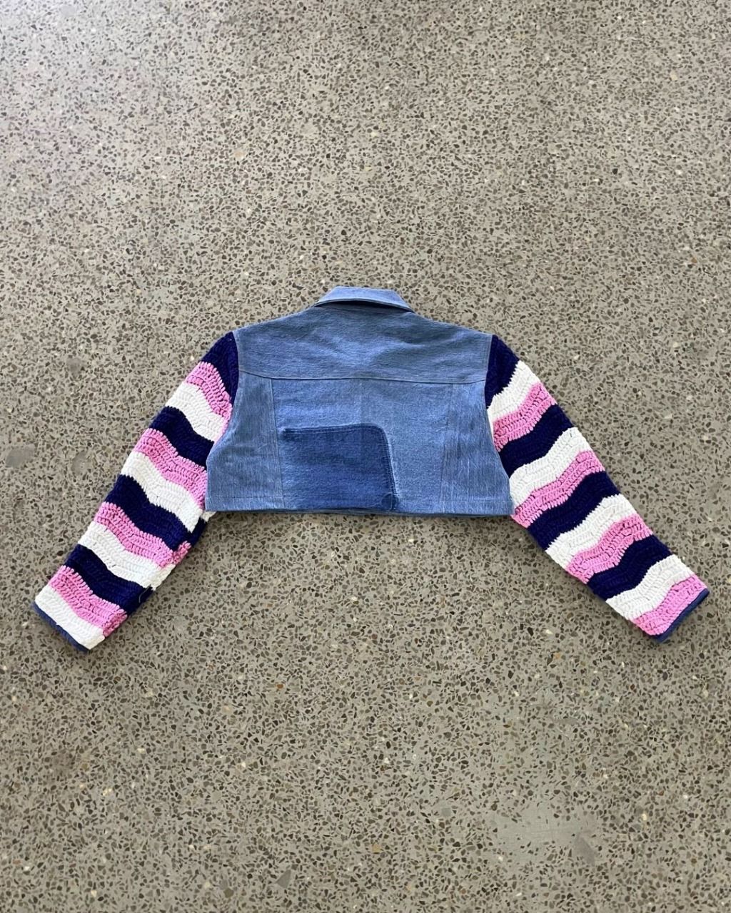 Giacca corta in denim con maniche all'uncinetto riciclate