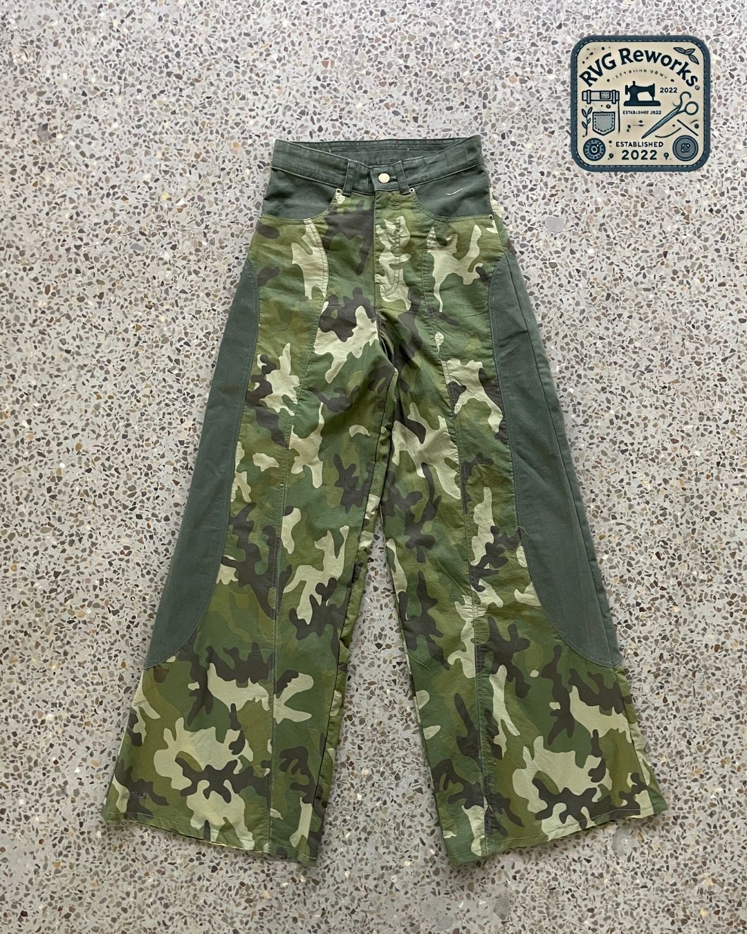 Pantaloni a gamba larga in tela mimetica riciclata